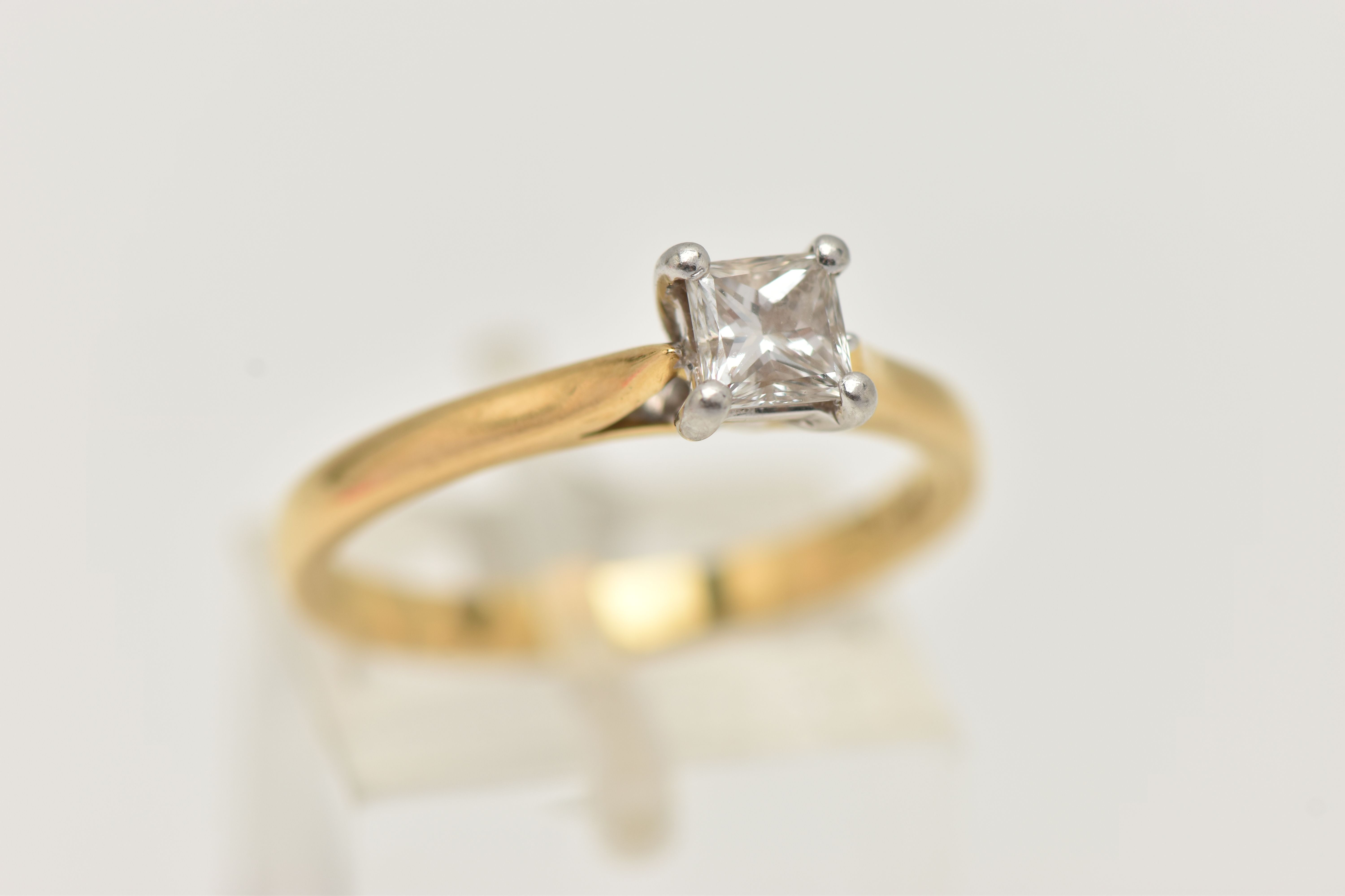 AN 18CT GOLD DIAMOND SINGLE STONE RING, princess cut diamond, with GIA report, laser inscription - Image 4 of 5