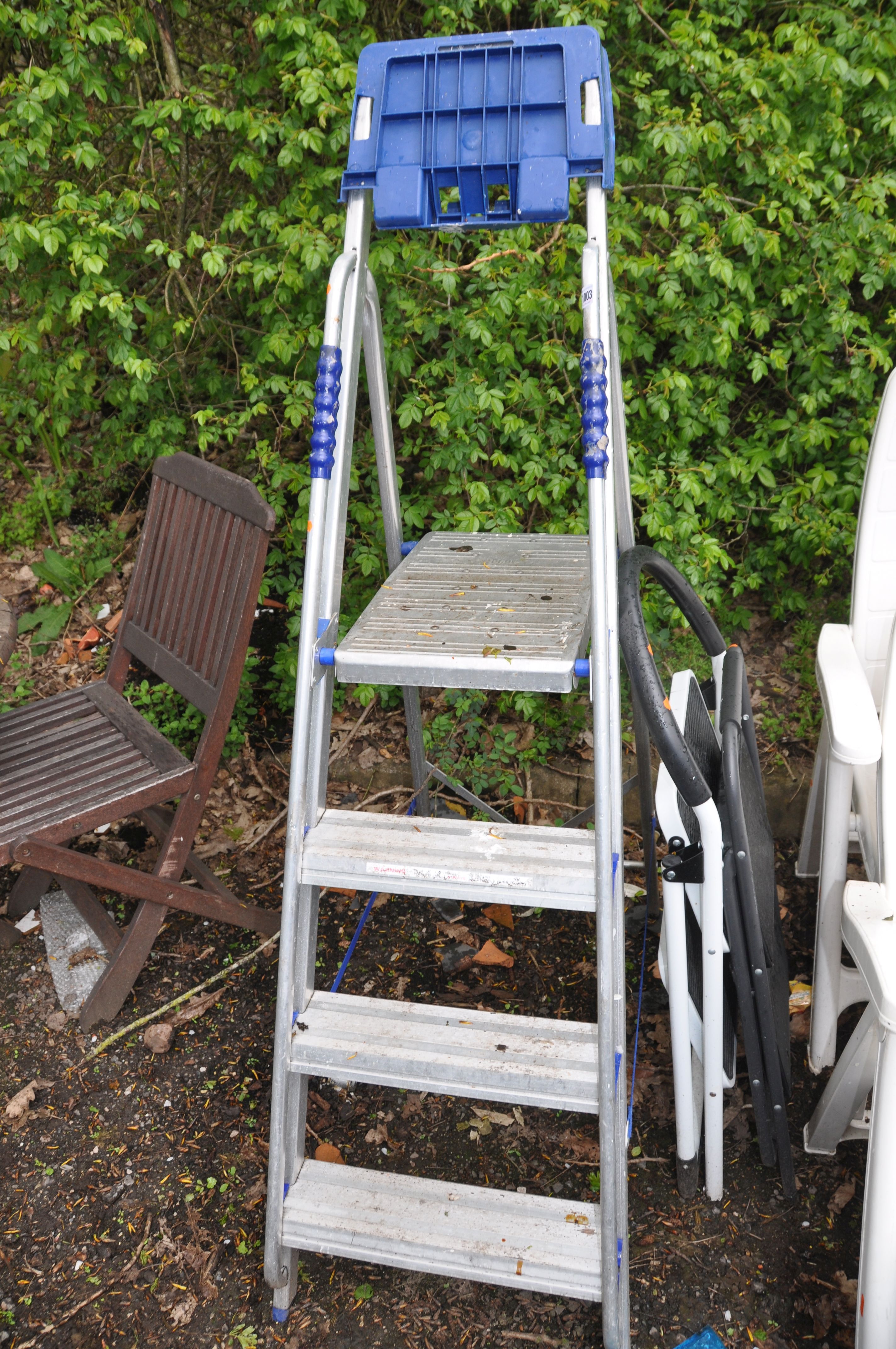 AN ALUMINIUM STEP LADDER, two steel steps and two folding plastic garden chairs (5) - Image 2 of 3