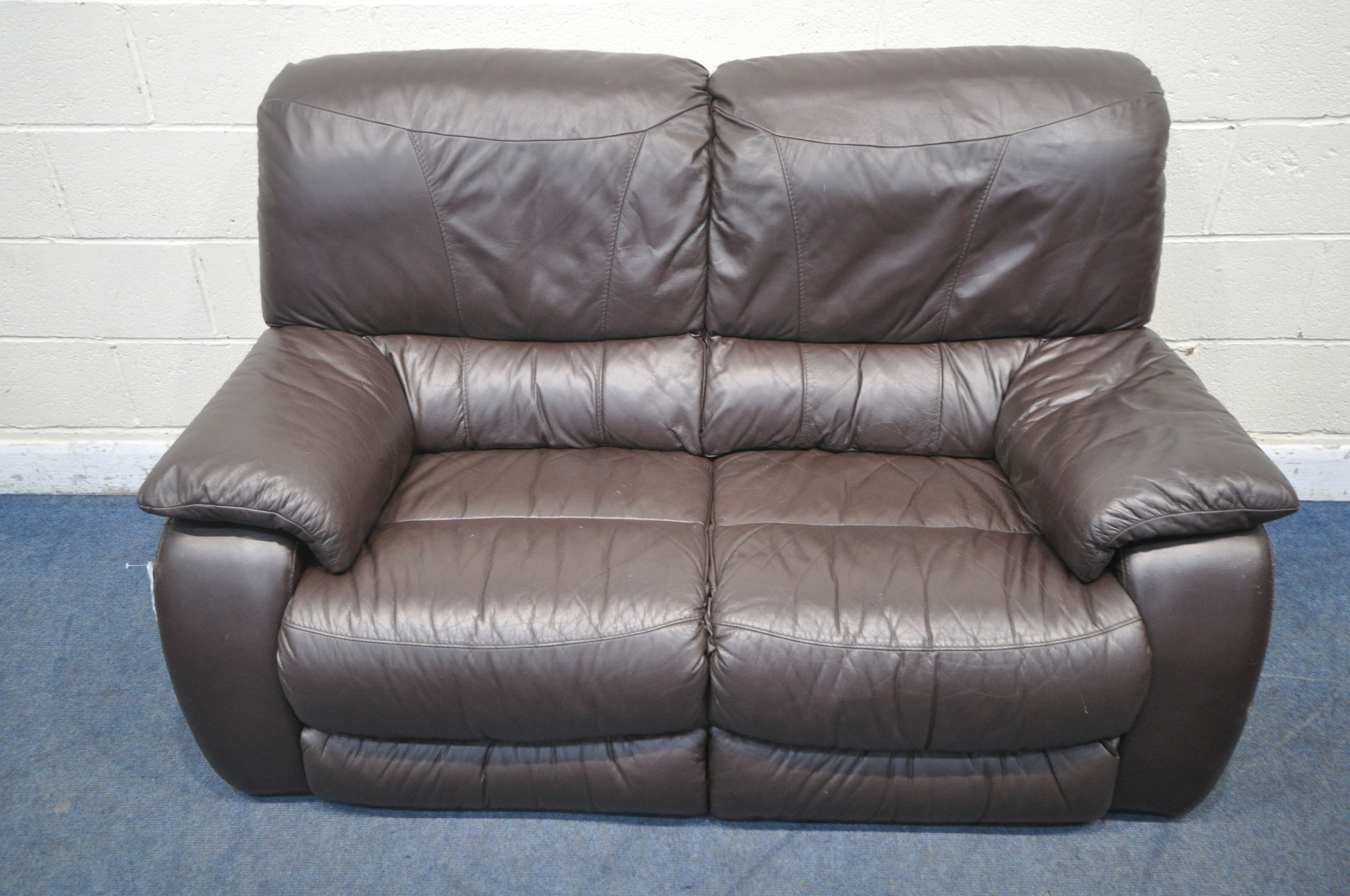 A BROWN LEATHER UPHOLSTERED TWO SEATER SOFA, length 162cm x depth 91cm x height 97cm (condition