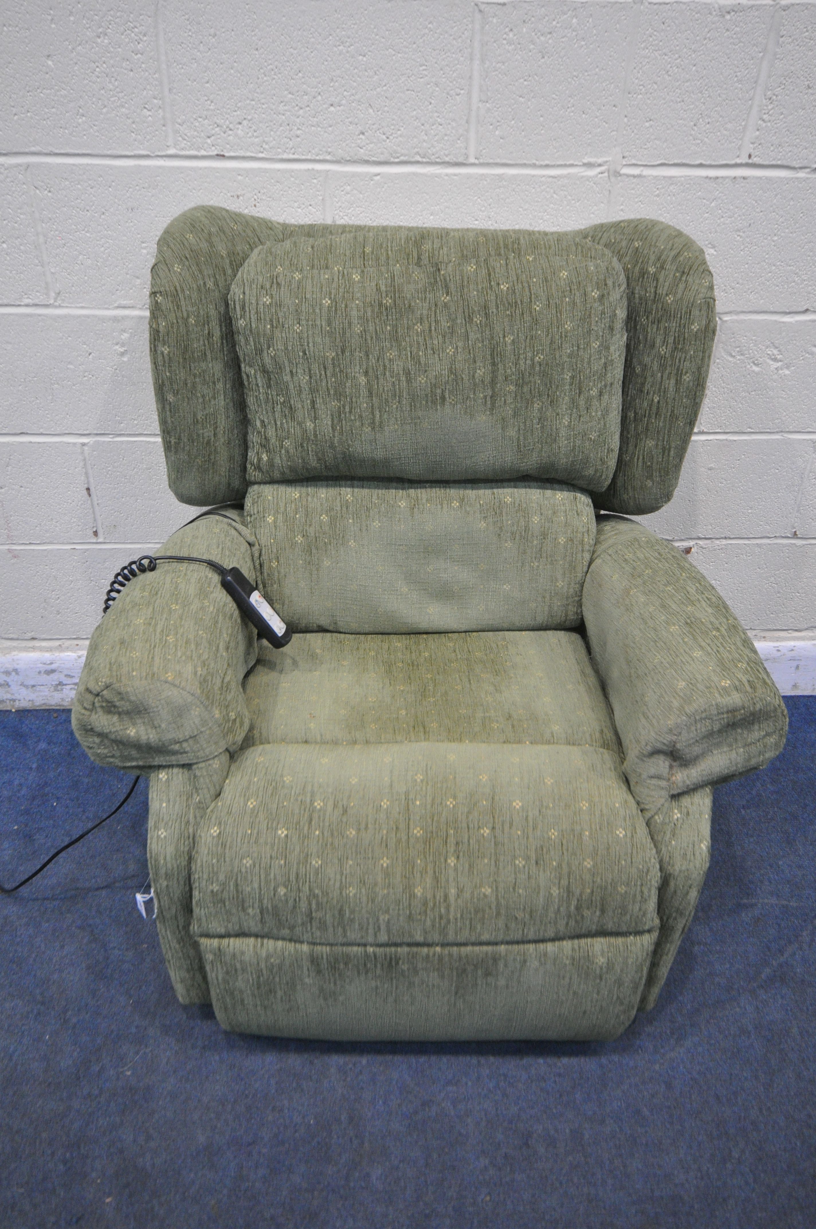 A GREEN UPHOLSTERED RISE AND RECLINE ARMCHAIR, width 90cm x depth 88cm x height 103cm (condition