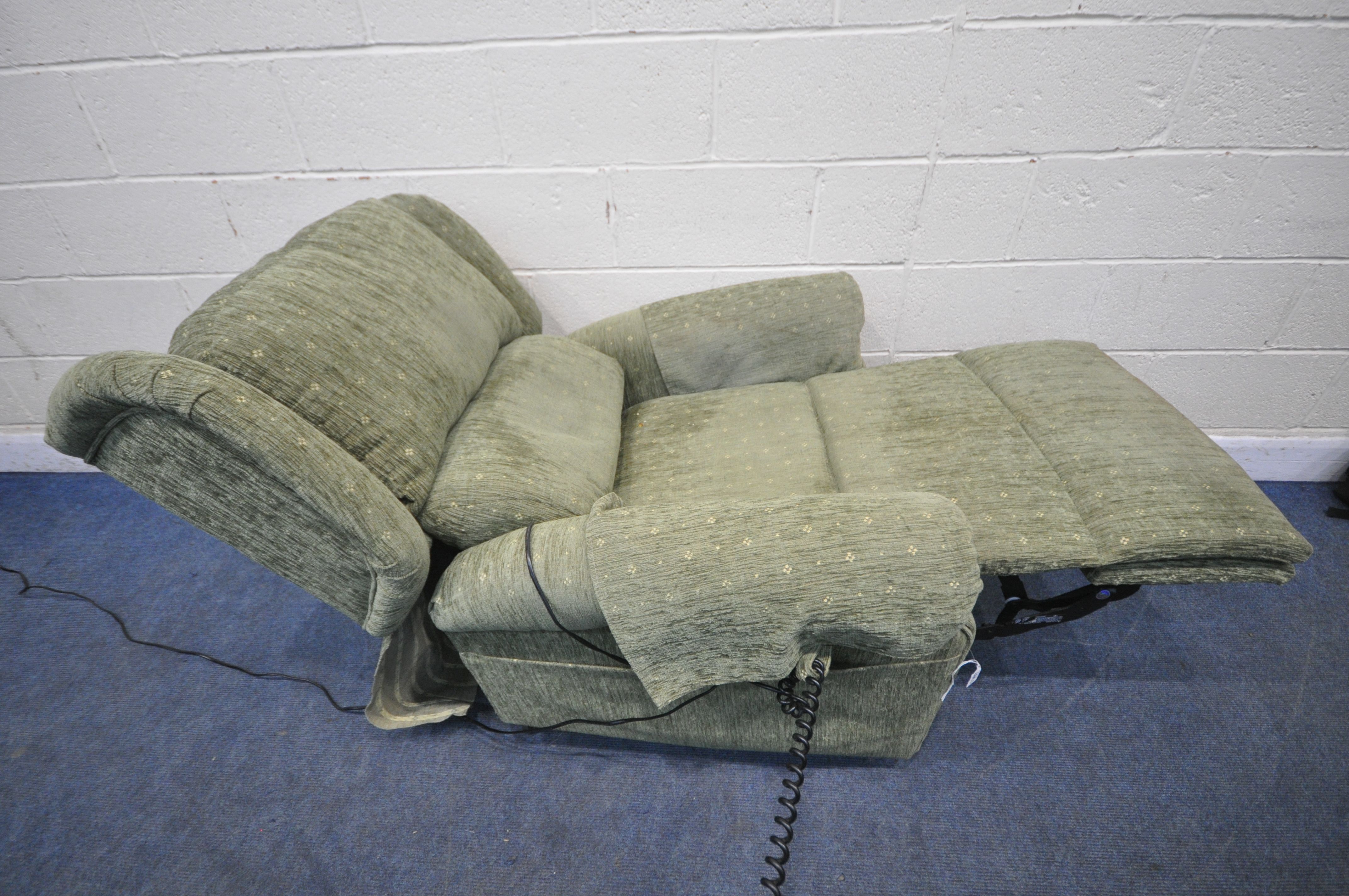 A GREEN UPHOLSTERED RISE AND RECLINE ARMCHAIR, width 90cm x depth 88cm x height 103cm (condition - Image 2 of 4