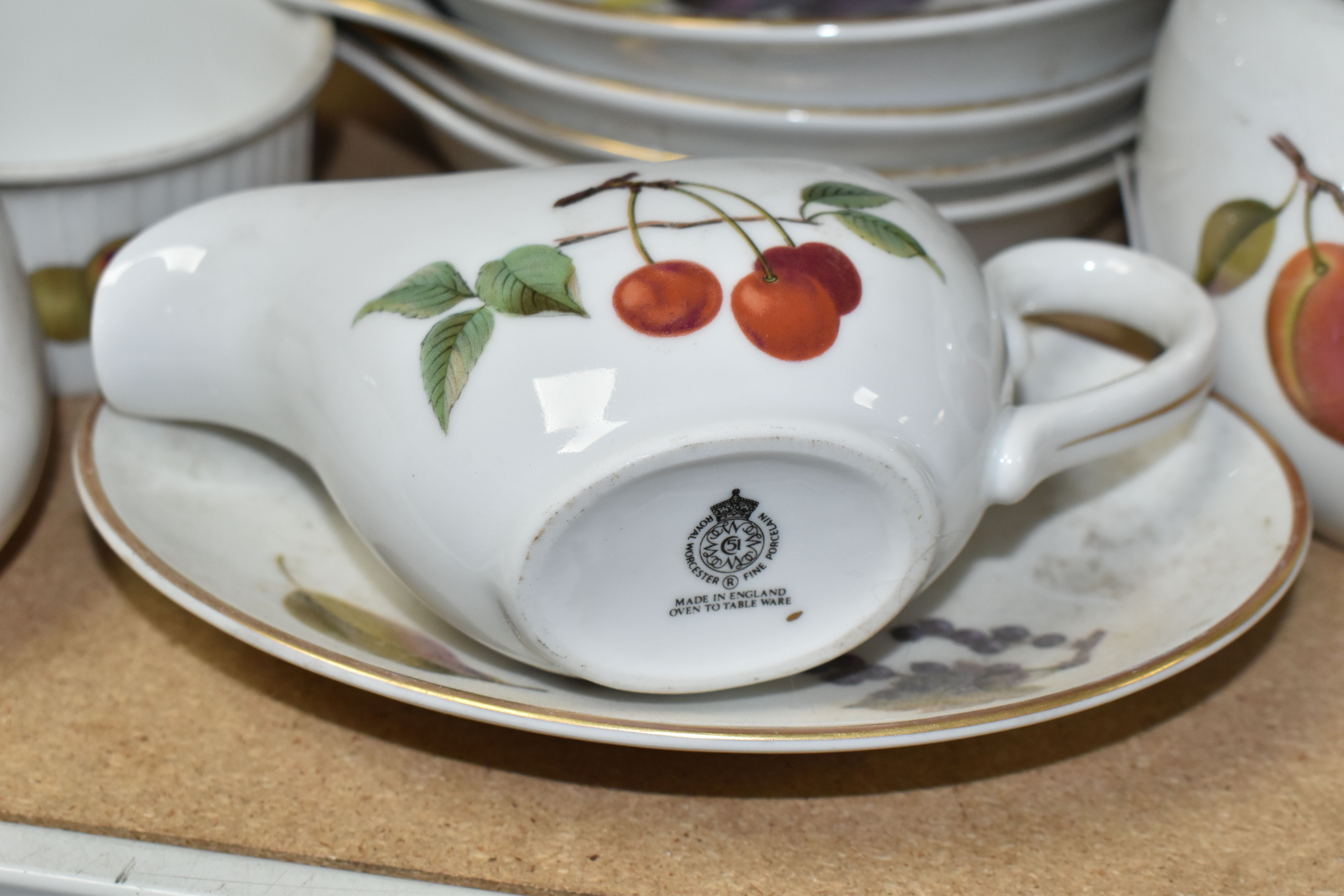 A LARGE QUANTITY OF ROYAL WORCESTER EVESHAM DINING WARE, including serving dishes, plates, - Image 7 of 7
