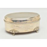 AN EARLY 20TH CENTURY SILVER TRINKET BOX, of an oval form, engine turned pattern to the hinged