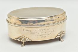 AN EARLY 20TH CENTURY SILVER TRINKET BOX, of an oval form, engine turned pattern to the hinged