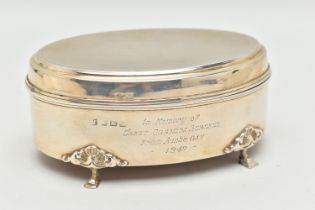 AN EARLY 20TH CENTURY SILVER TRINKET BOX, of an oval form, engine turned pattern to the hinged
