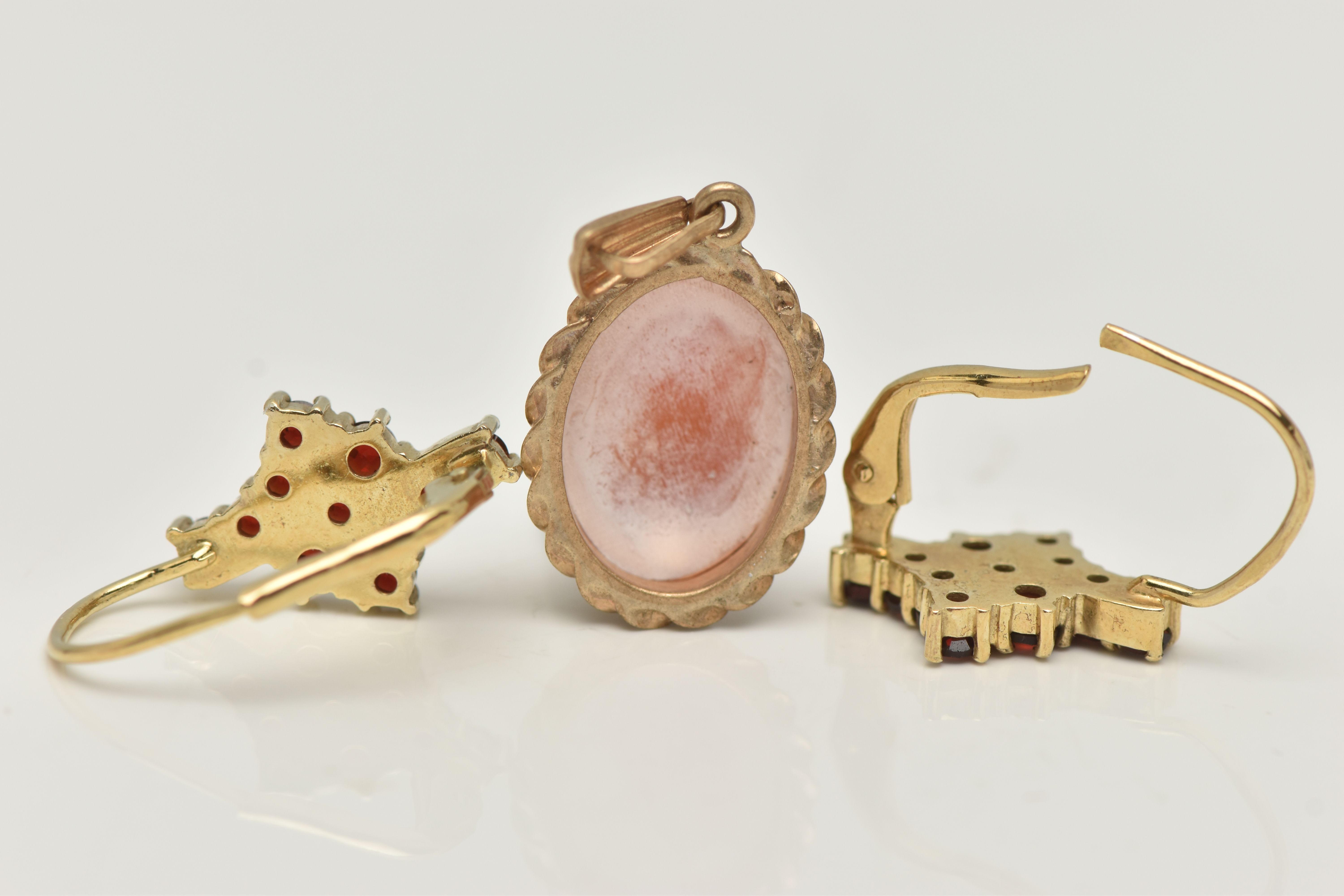 A 9CT GOLD CAMEO PENDANT AND A PAIR OF DROP EARRINGS, the oval carved shell cameo, depicting a - Image 4 of 4