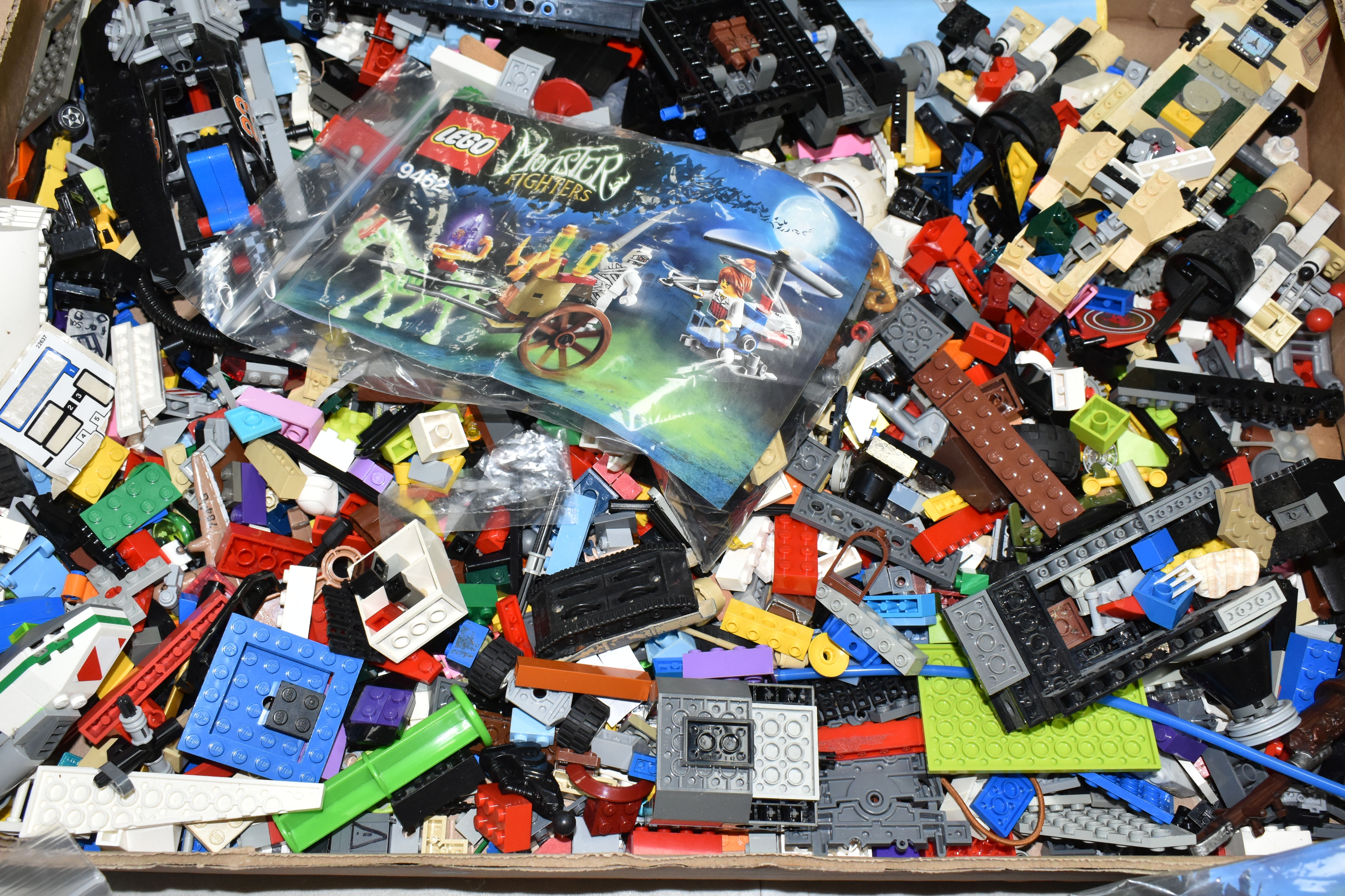 A QUANTITY OF ASSORTED LOOSE MODERN LEGO, assorted parts from various sets, also includes a small - Image 4 of 4