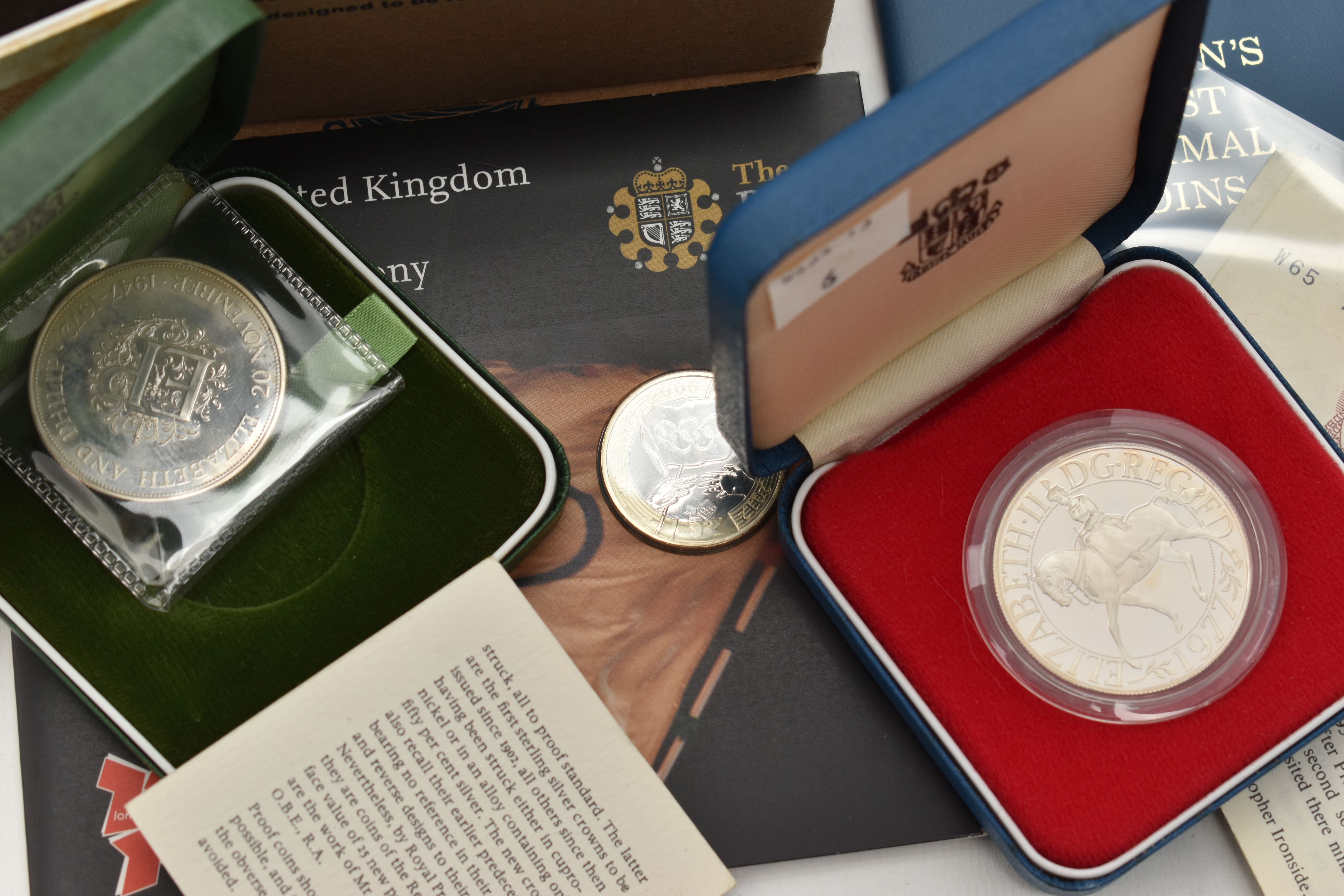 A LARGE CARDBOARD BOX CONTAINING COINS AND COMMEMORATIVES, to include over 1.6 Kilo of mixed - Image 7 of 9
