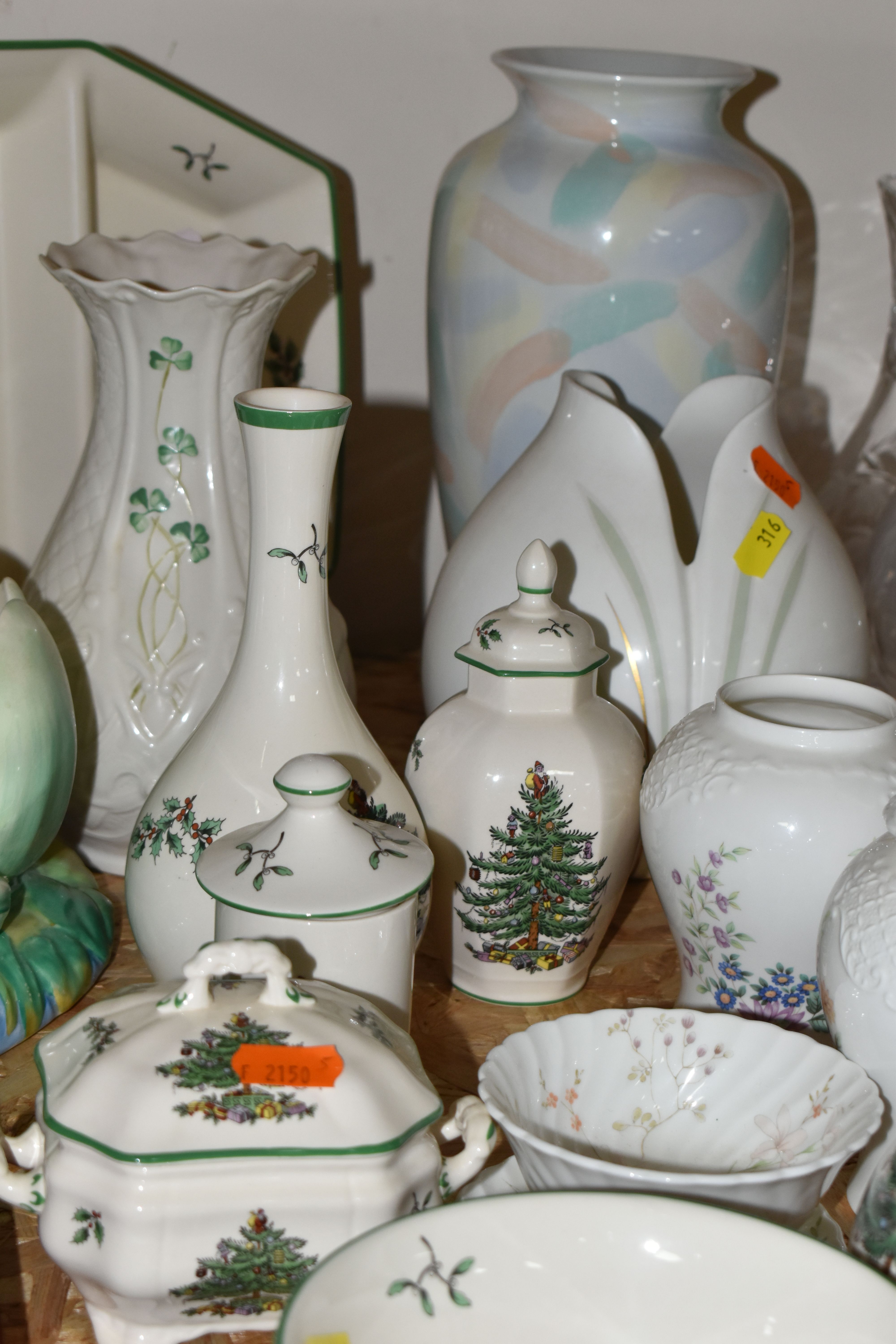 A GROUP OF NAMED CERAMICS, comprising nine pieces of Spode 'Christmas Tree' pattern tableware, a - Image 9 of 10