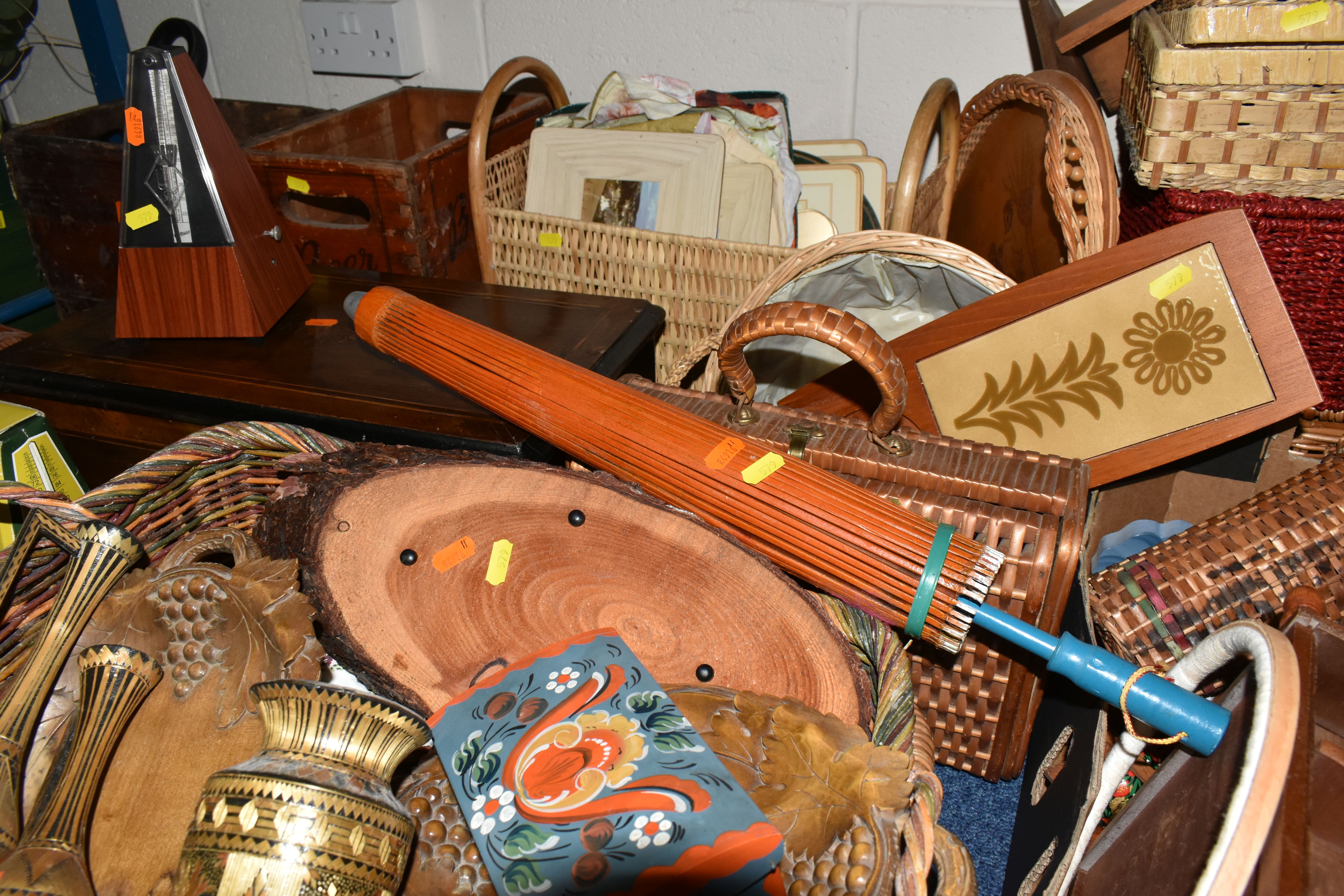 A BOX AND LOOSE WICKER AND TREEN ITEMS, to include two small 'Davenports Beer at Home' wooden beer - Image 7 of 8