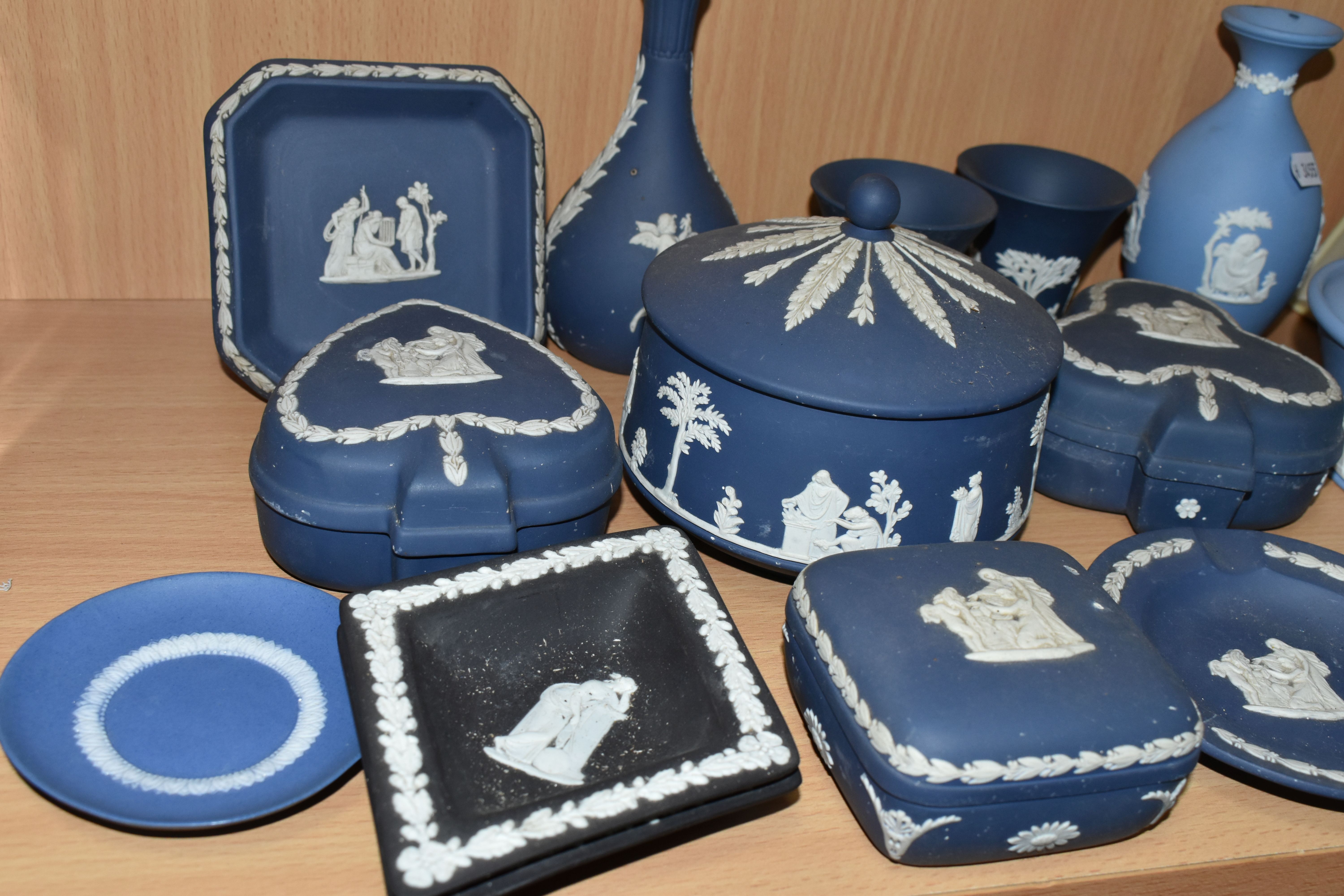 A GROUP OF WEDGWOOD JASPERWARE AND OTHER CERAMICS, comprising nineteen pieces of pale blue, navy - Image 7 of 7