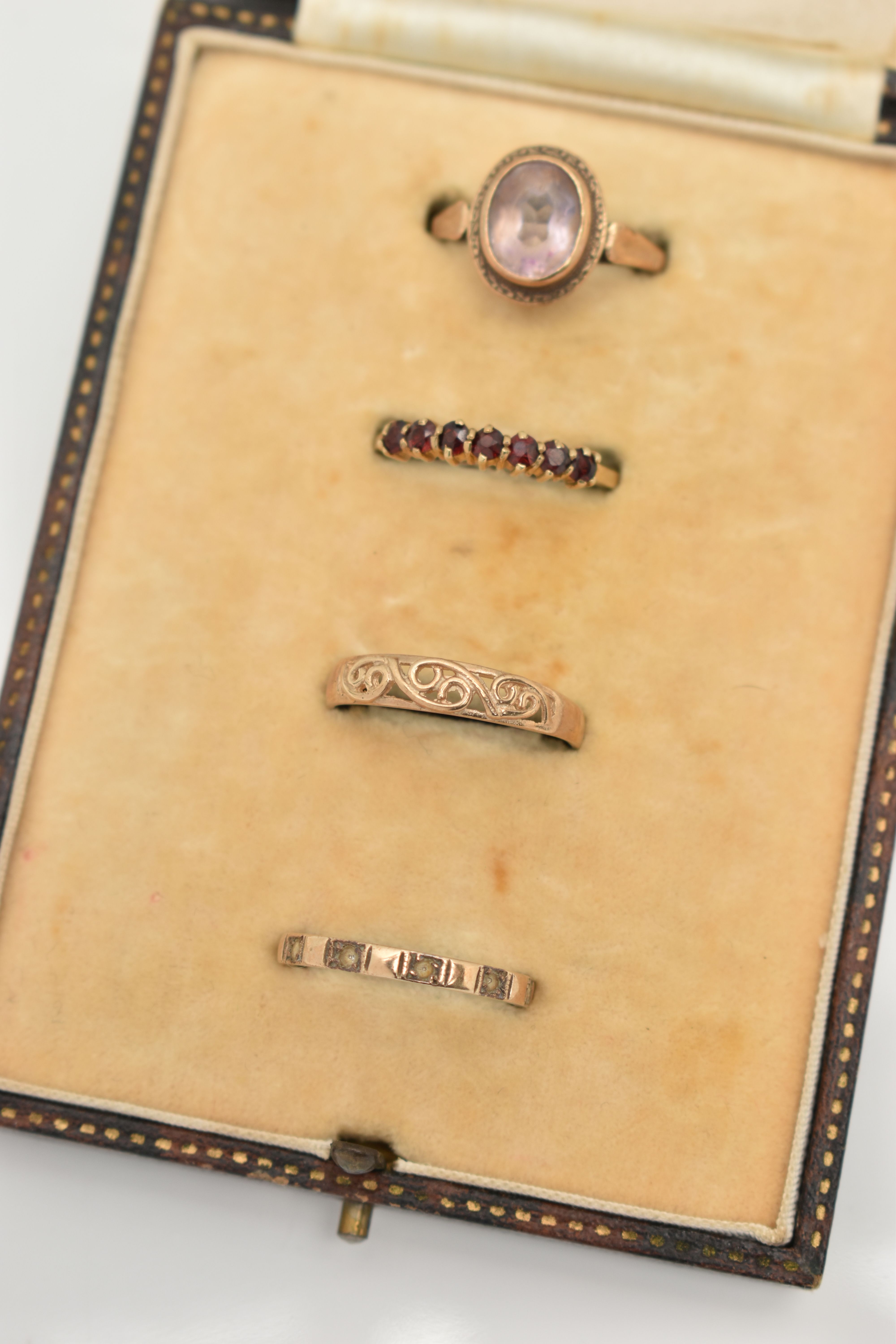 FOUR RINGS AND AN ANTIQUE RING BOX, to include a 9ct gold amethyst ring, oval cut amethyst collet