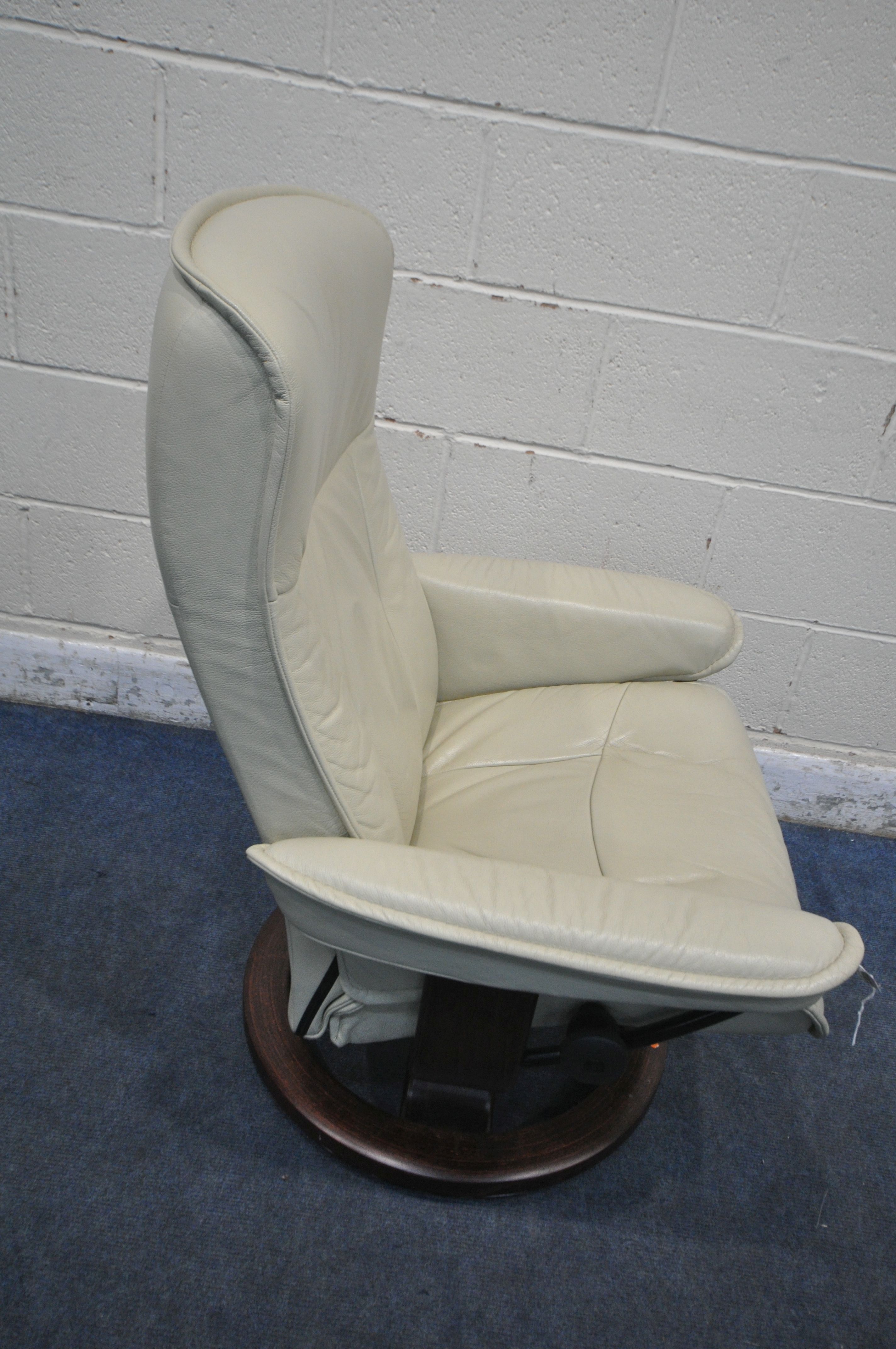 AN EKORNES STRESSLESS CREAM LEATHER RECLINING ARMCHAIR, with a matching footstool (condition report: - Image 2 of 4