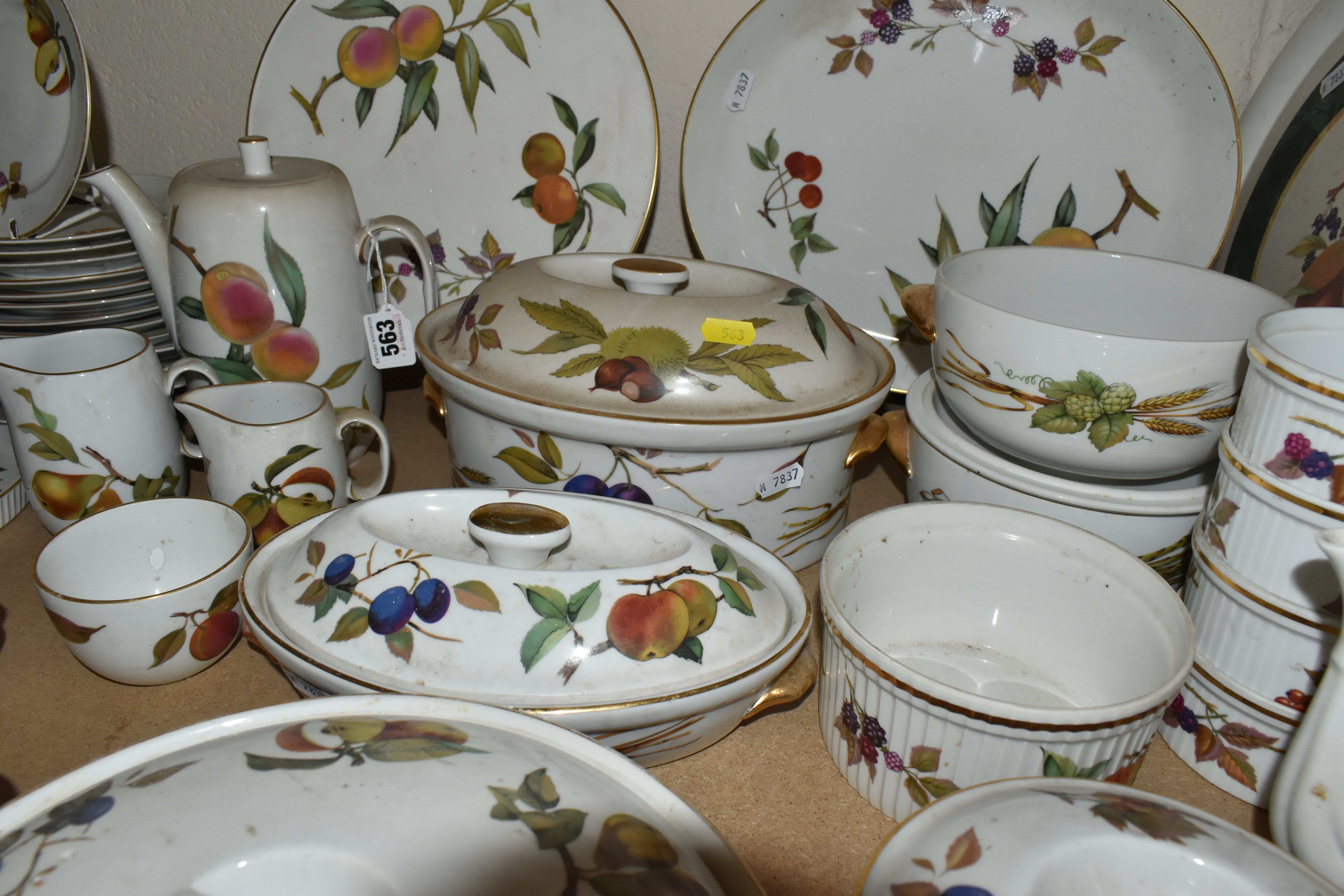 A LARGE QUANTITY OF ROYAL WORCESTER EVESHAM DINING WARE, including serving dishes, plates, - Image 6 of 7