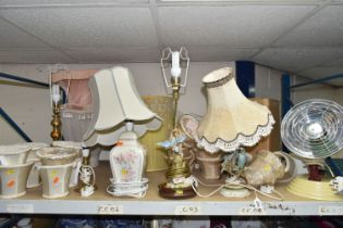 A QUANTITY OF TABLE LAMPS AND VINTAGE LAMPS SHADES, comprising a figural table lamp in the form of