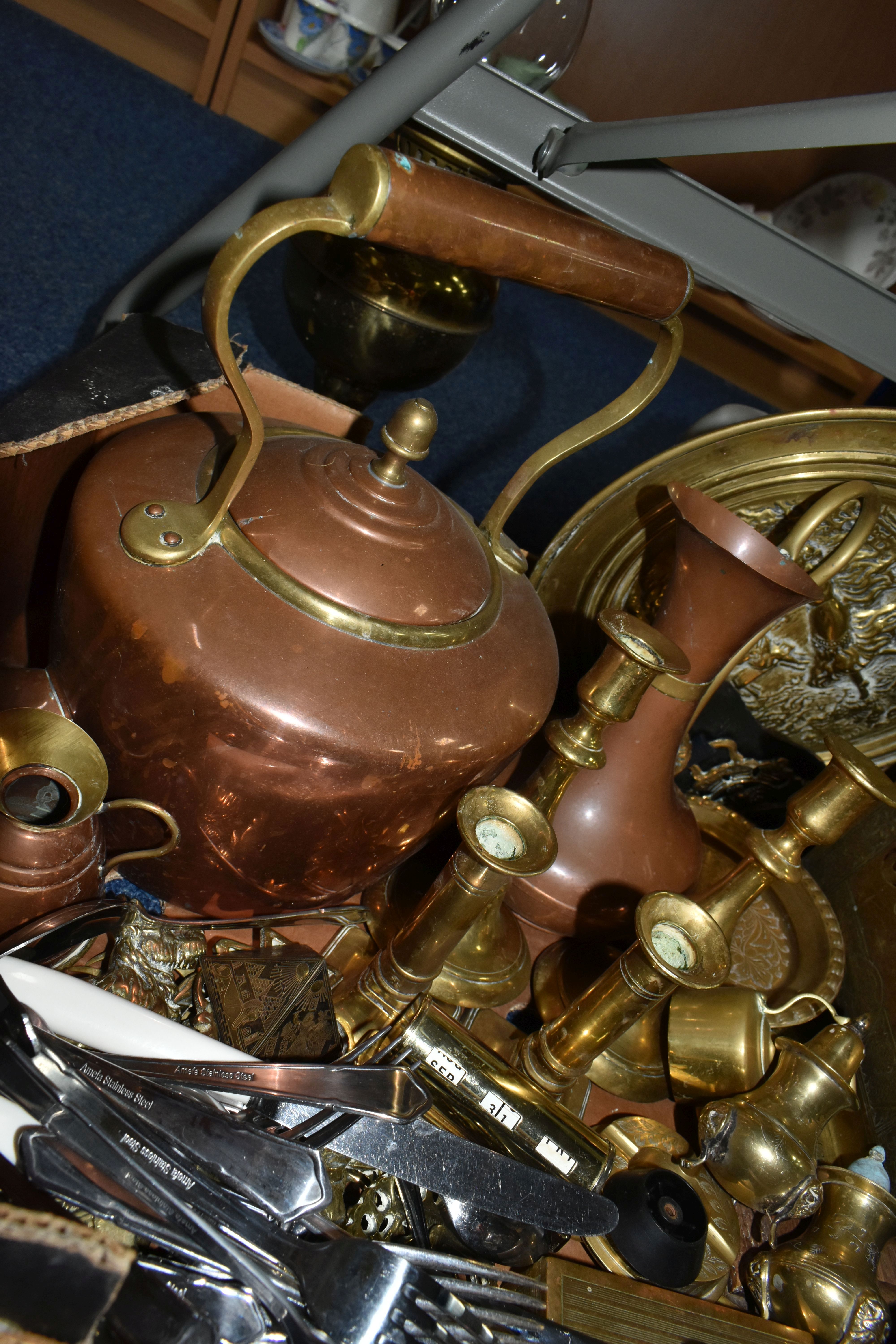 A BOX AND LOOSE METALWARE, to include a copper kettle, two copper jugs, a brass oil lamp, an oil - Image 3 of 5