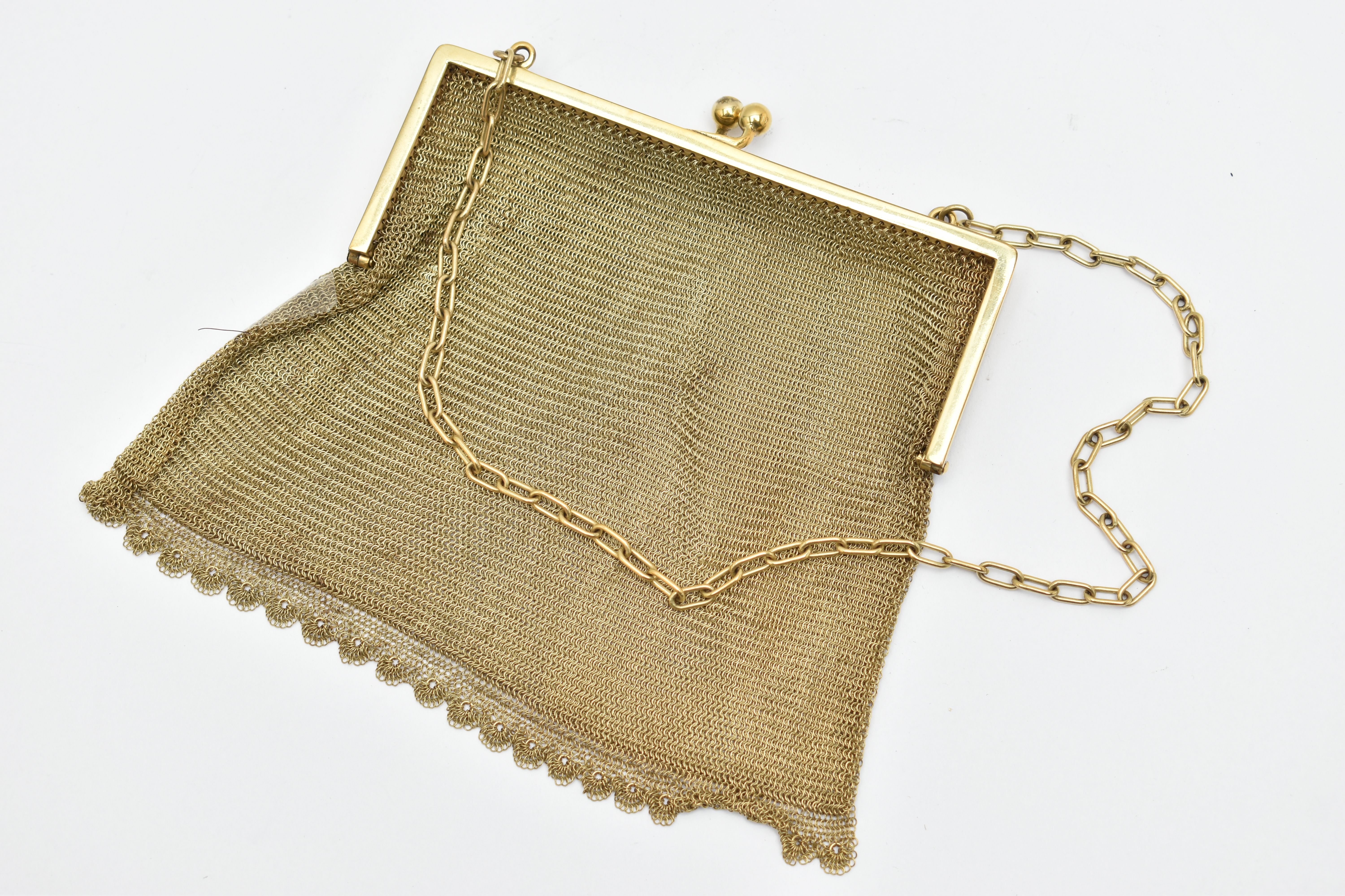 AN EARLY 20TH CENTURY ROLLED GOLD CHAIN MAIL PURSE, fitted with a kissing clasp and chain for