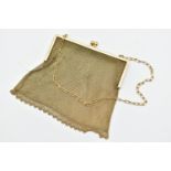 AN EARLY 20TH CENTURY ROLLED GOLD CHAIN MAIL PURSE, fitted with a kissing clasp and chain for