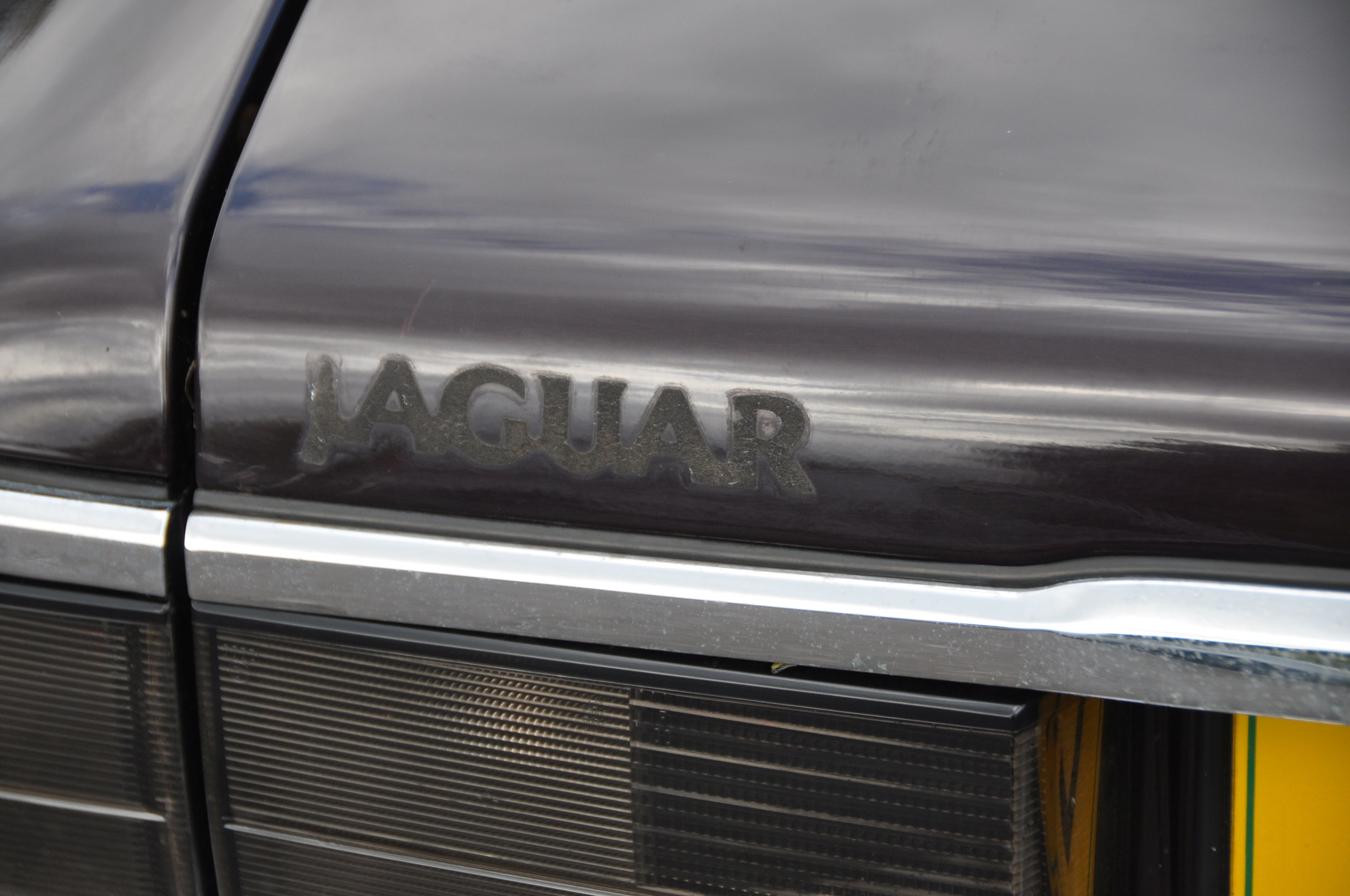 A 1994 JAGUAR XJ-S 4.0 AUTO SPORTS SALOON CAR in burgundy, 3980cc straight 6 cylinder petrol engine, - Image 15 of 26