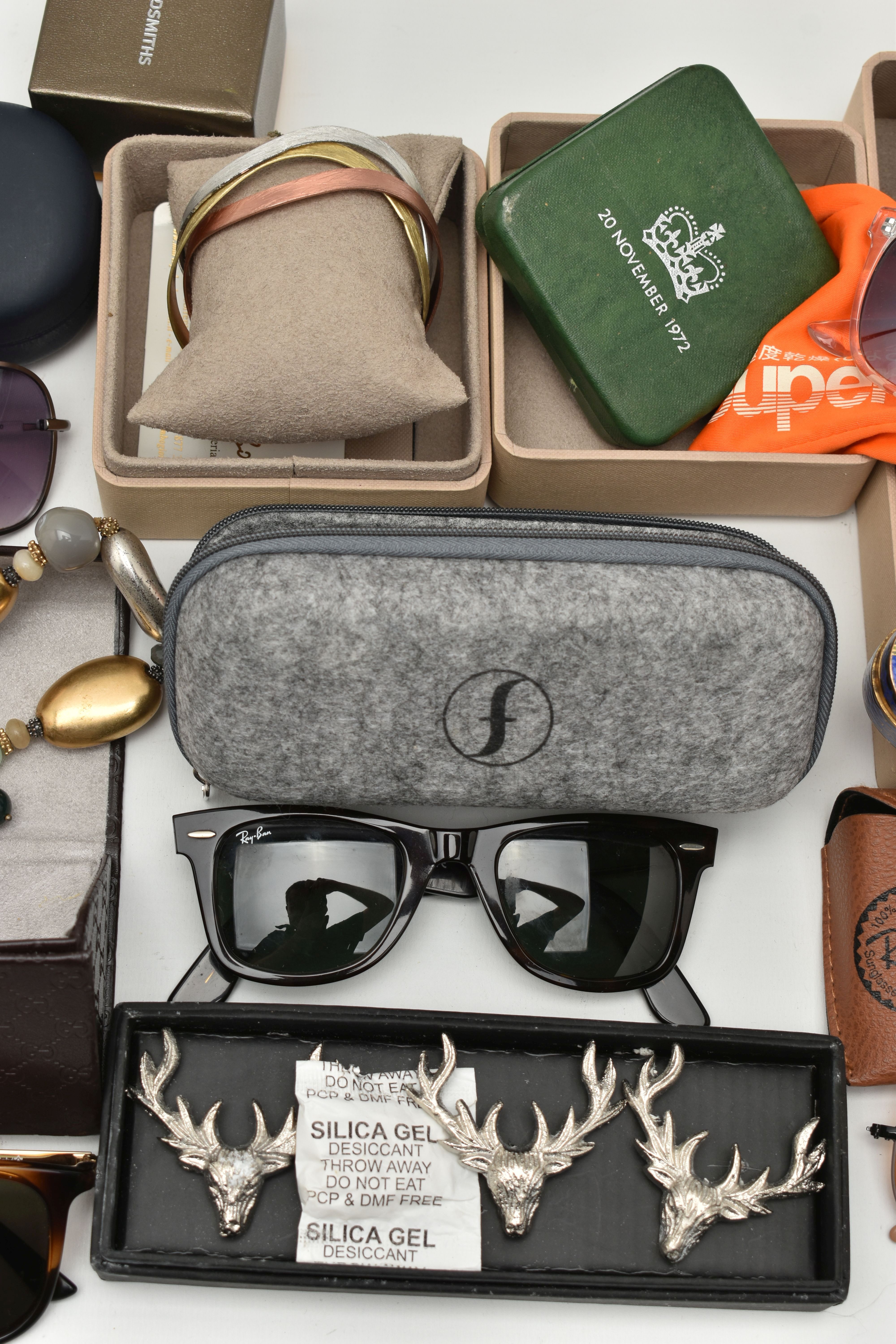 A BOX OF ASSORTED ITEMS, to include a pair of 'Ray Ban' Wayfarer 2140 sunglasses, a pair of Gucci - Image 3 of 5