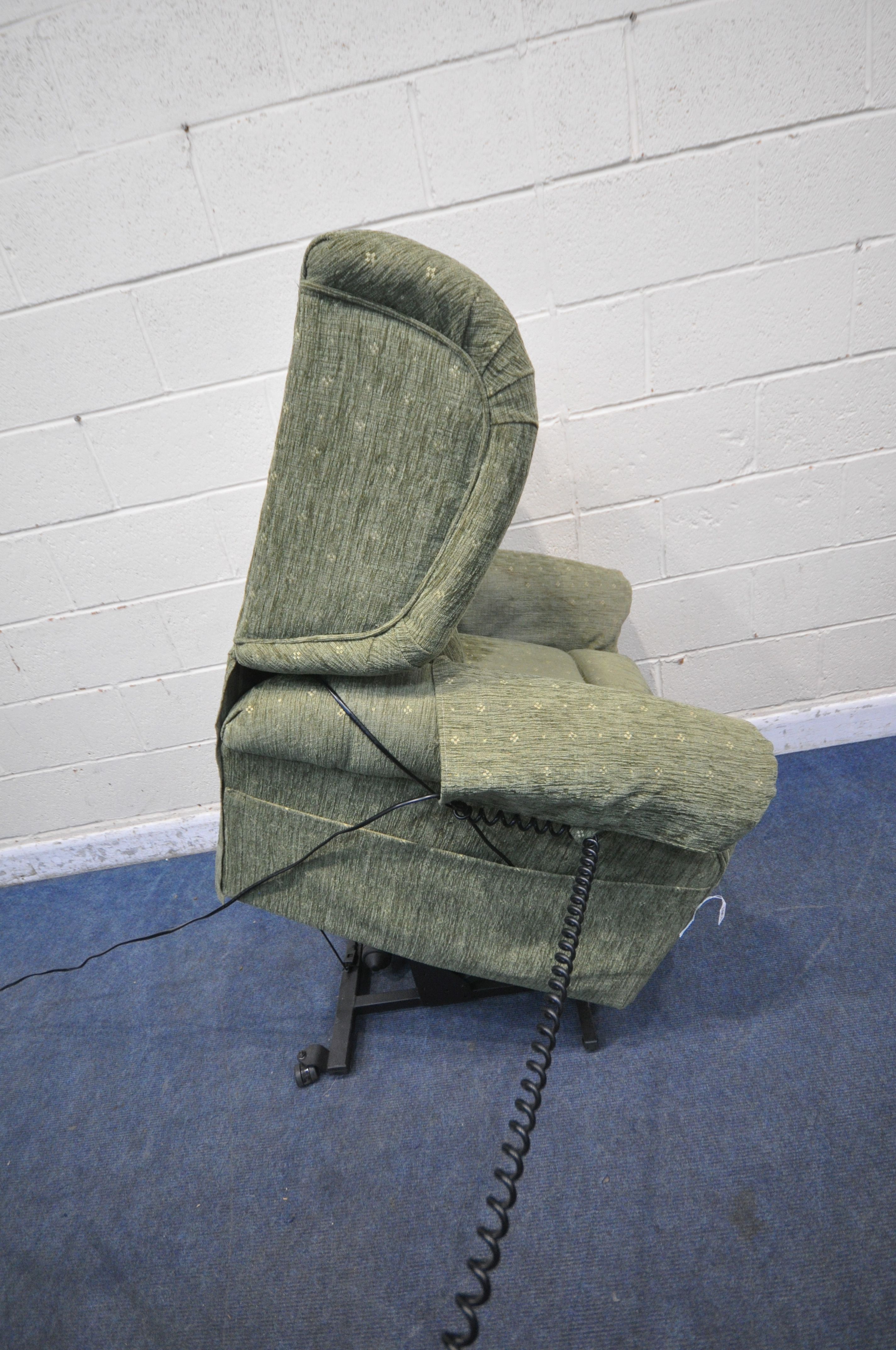 A GREEN UPHOLSTERED RISE AND RECLINE ARMCHAIR, width 90cm x depth 88cm x height 103cm (condition - Image 3 of 4