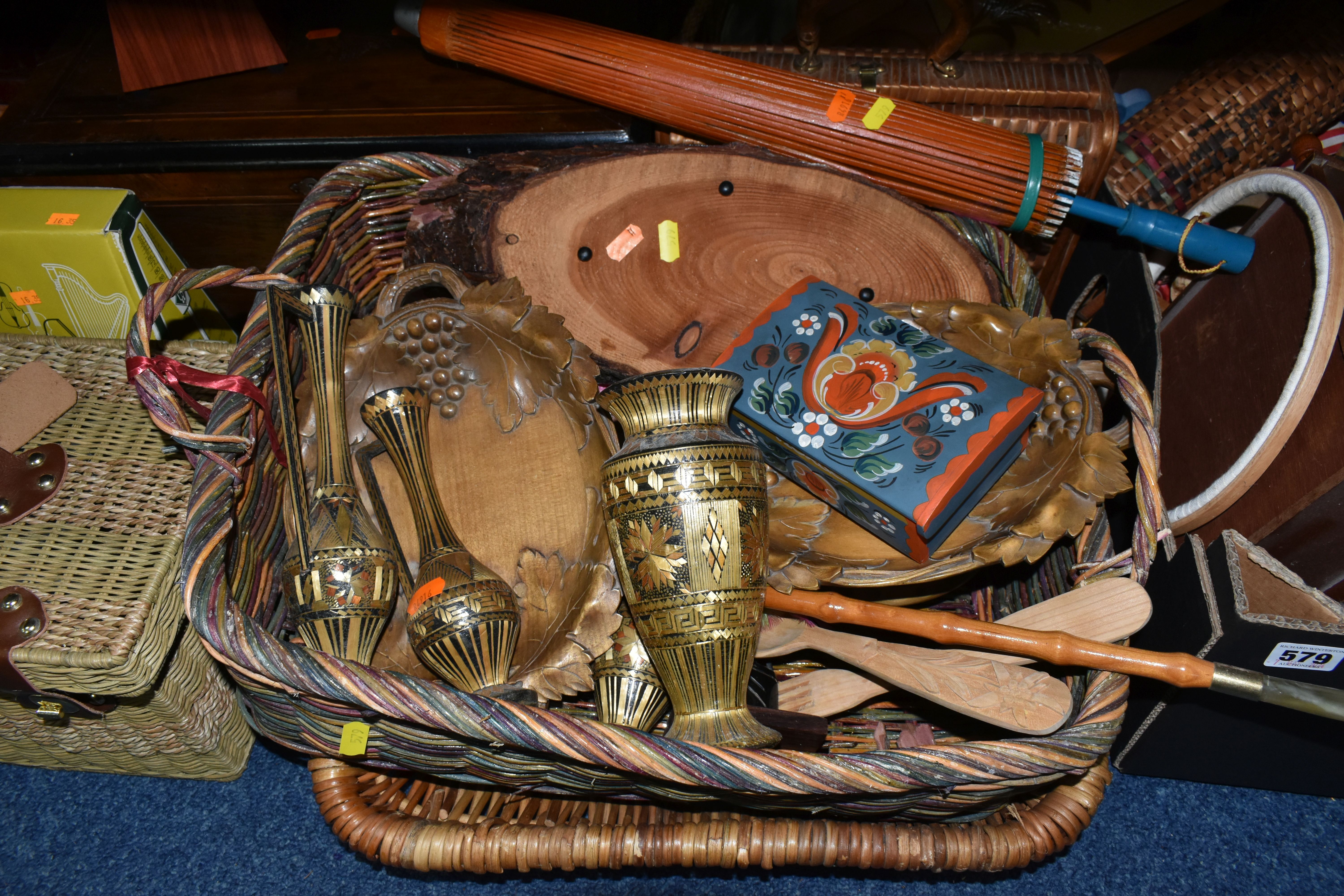 A BOX AND LOOSE WICKER AND TREEN ITEMS, to include two small 'Davenports Beer at Home' wooden beer - Image 4 of 8