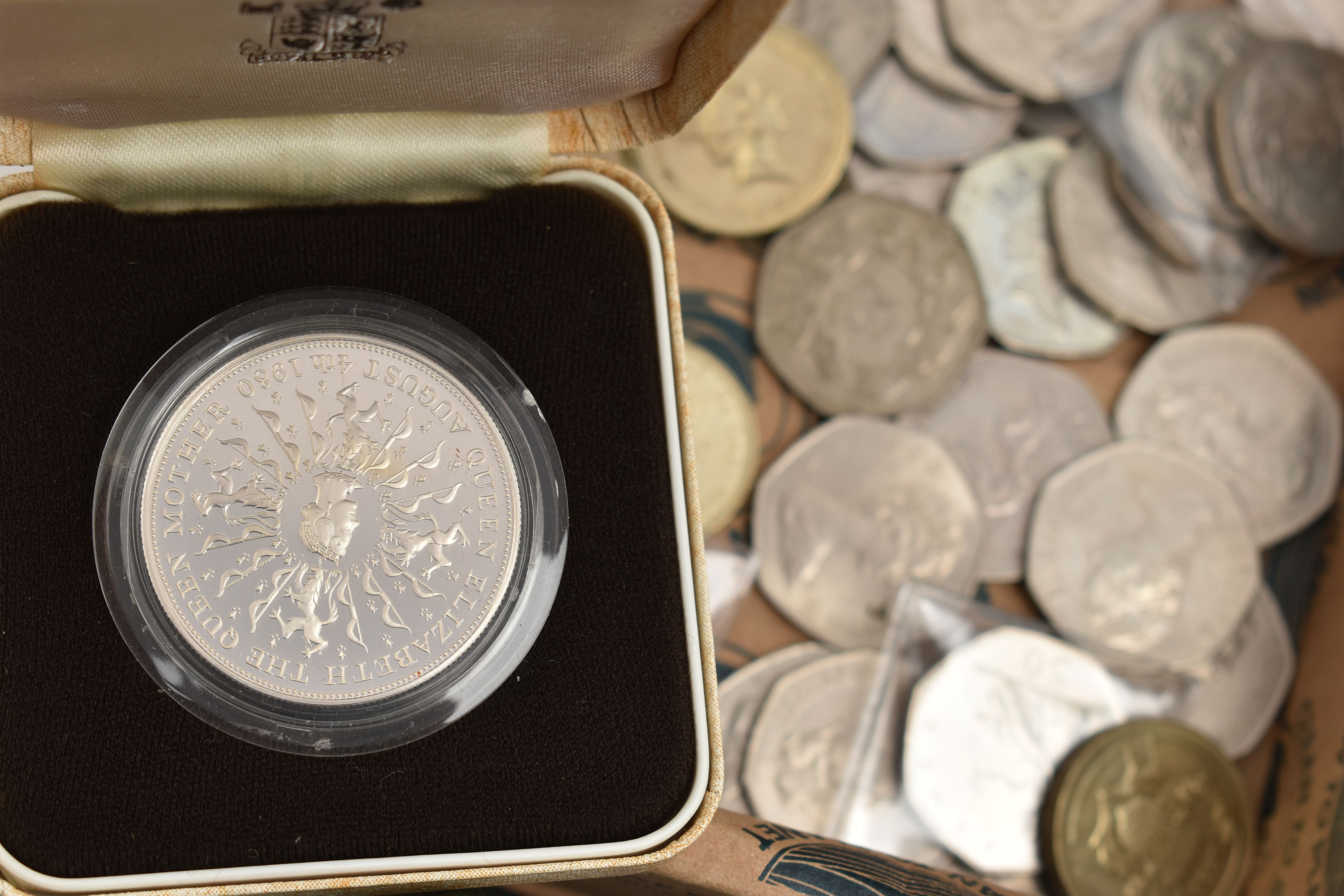 A LARGE CARDBOARD BOX CONTAINING COINS AND COMMEMORATIVES, to include over 1.6 Kilo of mixed - Image 8 of 9