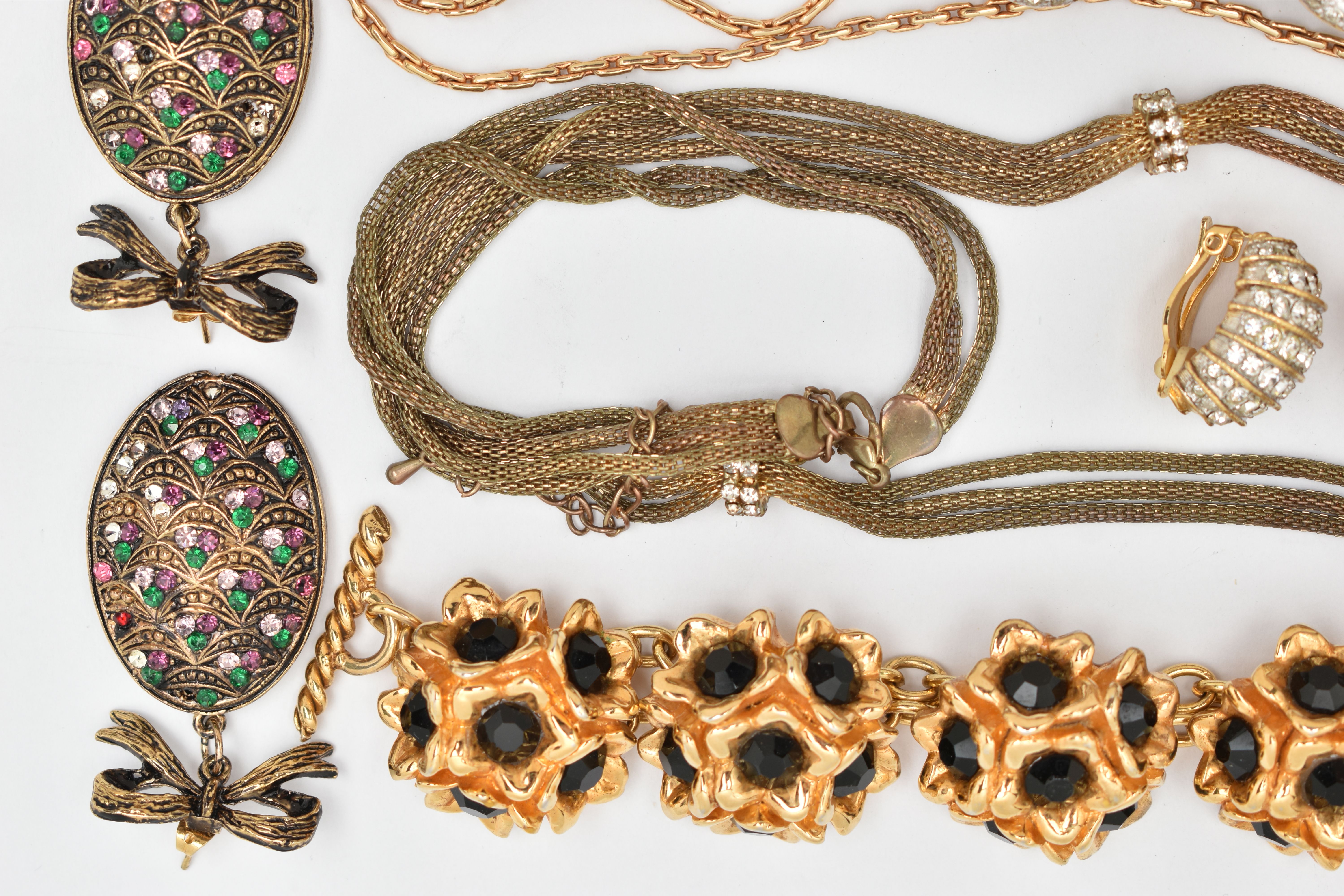 ASSORTED COSTUME JEWELLERY, mostly gilt metal pieces, bracelets, no-pierced clip on earrings, - Image 3 of 6