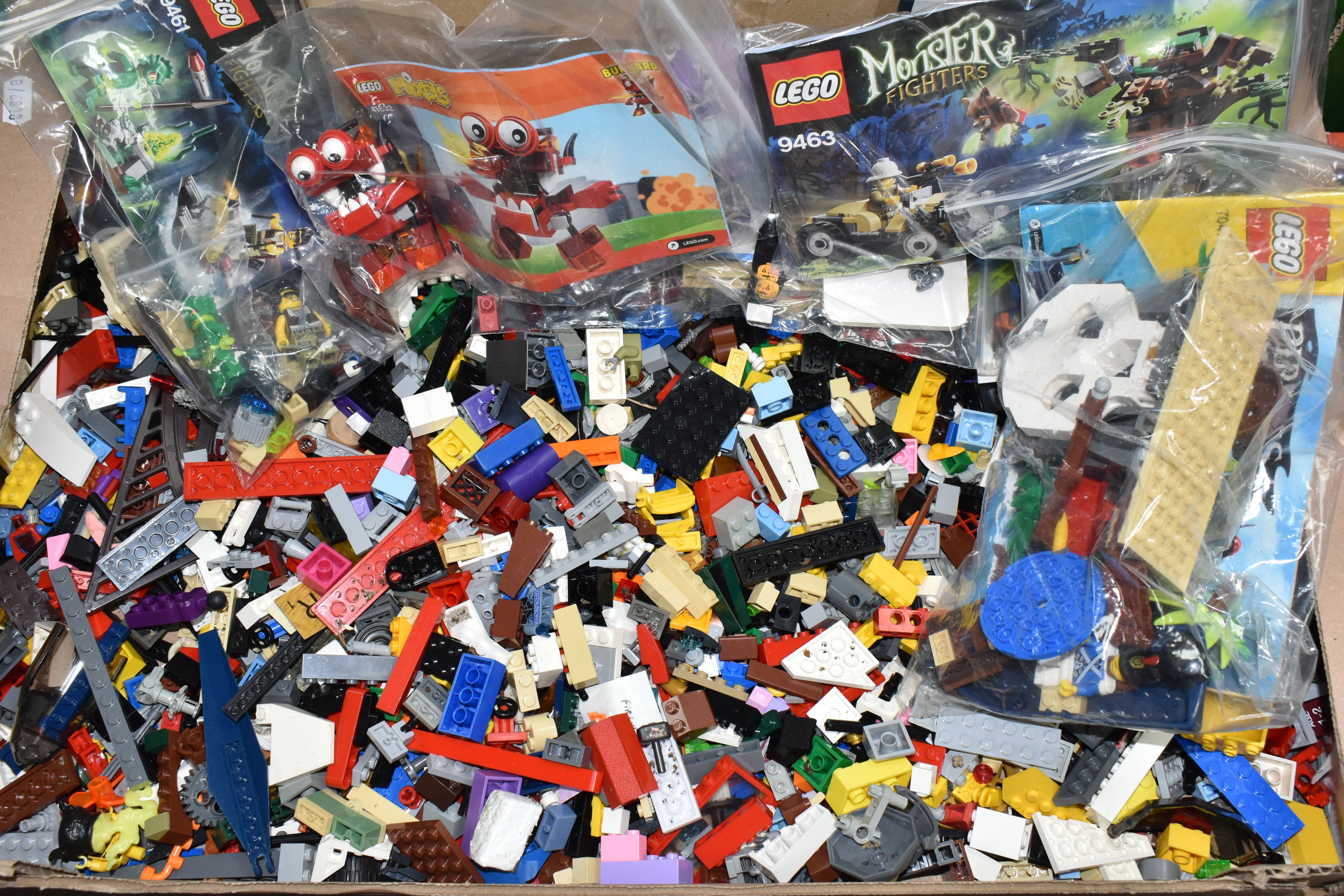 A QUANTITY OF ASSORTED LOOSE MODERN LEGO, assorted parts from various sets, also includes a small - Image 2 of 4