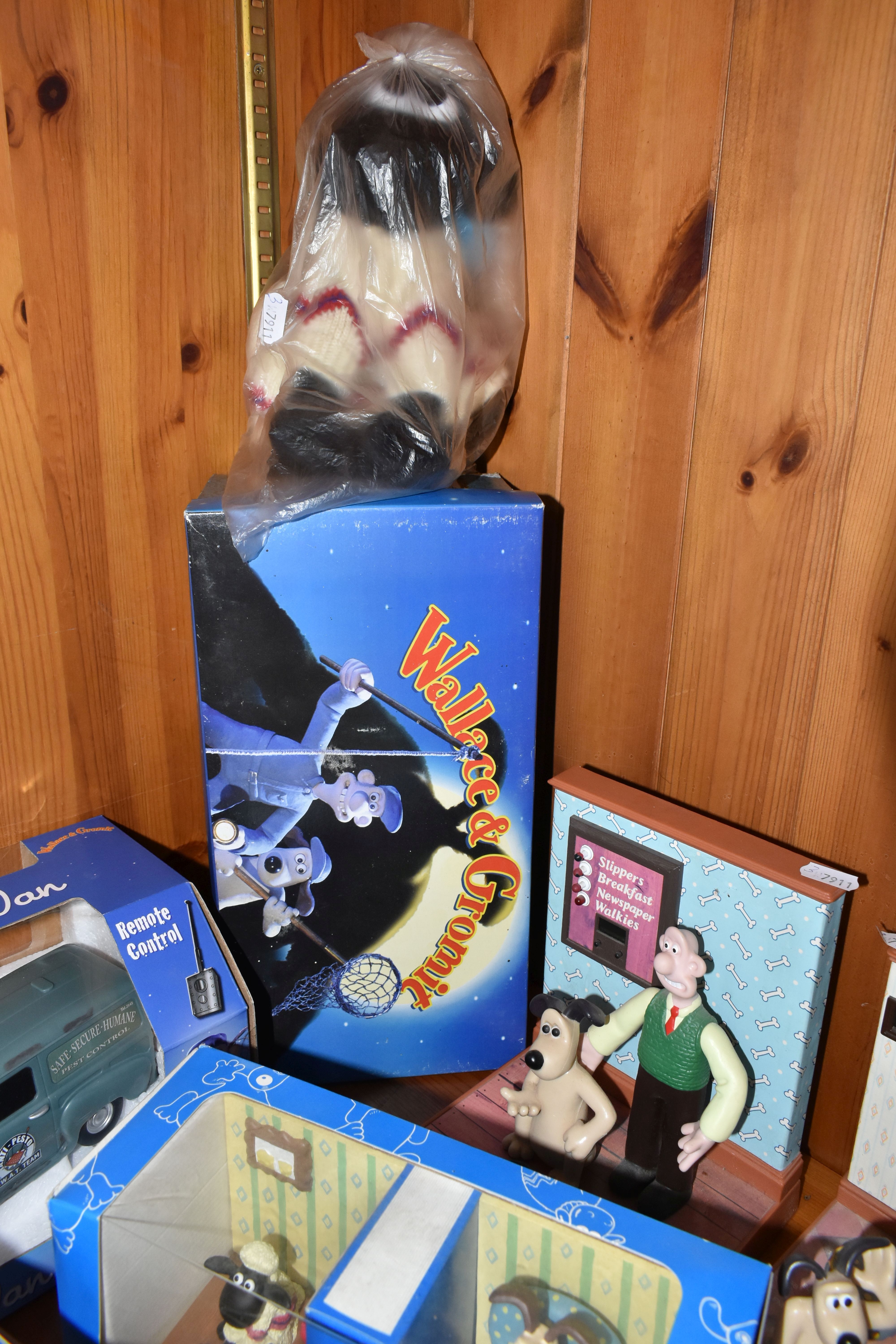 A LARGE COLLECTION OF BOXED 'WALLACE & GROMIT' NOVELTY ITEMS, to include a Wesco clock, Boots radio, - Image 5 of 6