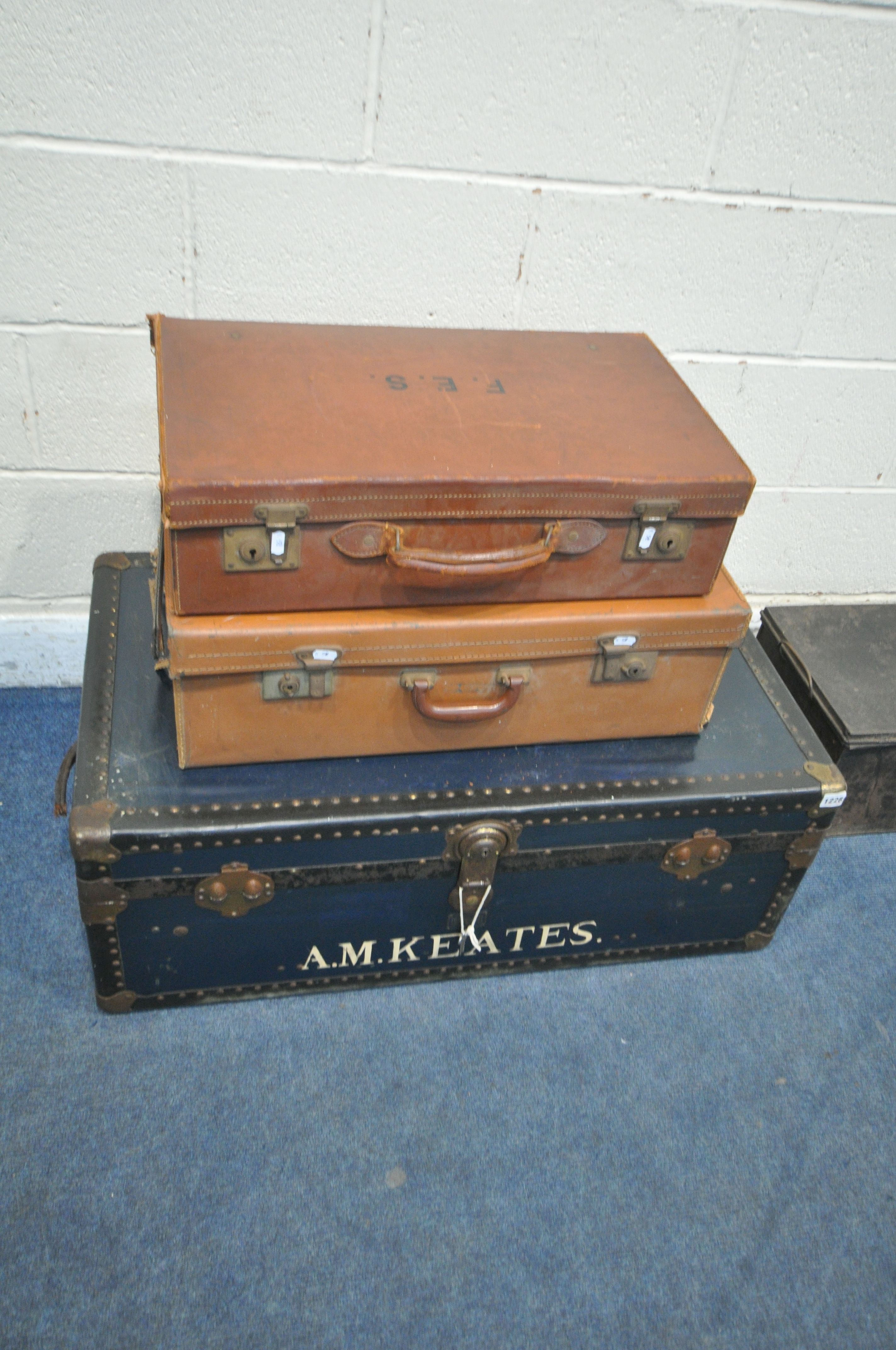 A BLUE RECTANGULAR TRAVELING TRUNK, width 93cm x depth 53cm x height 35cm, two leather cases, a - Image 2 of 4