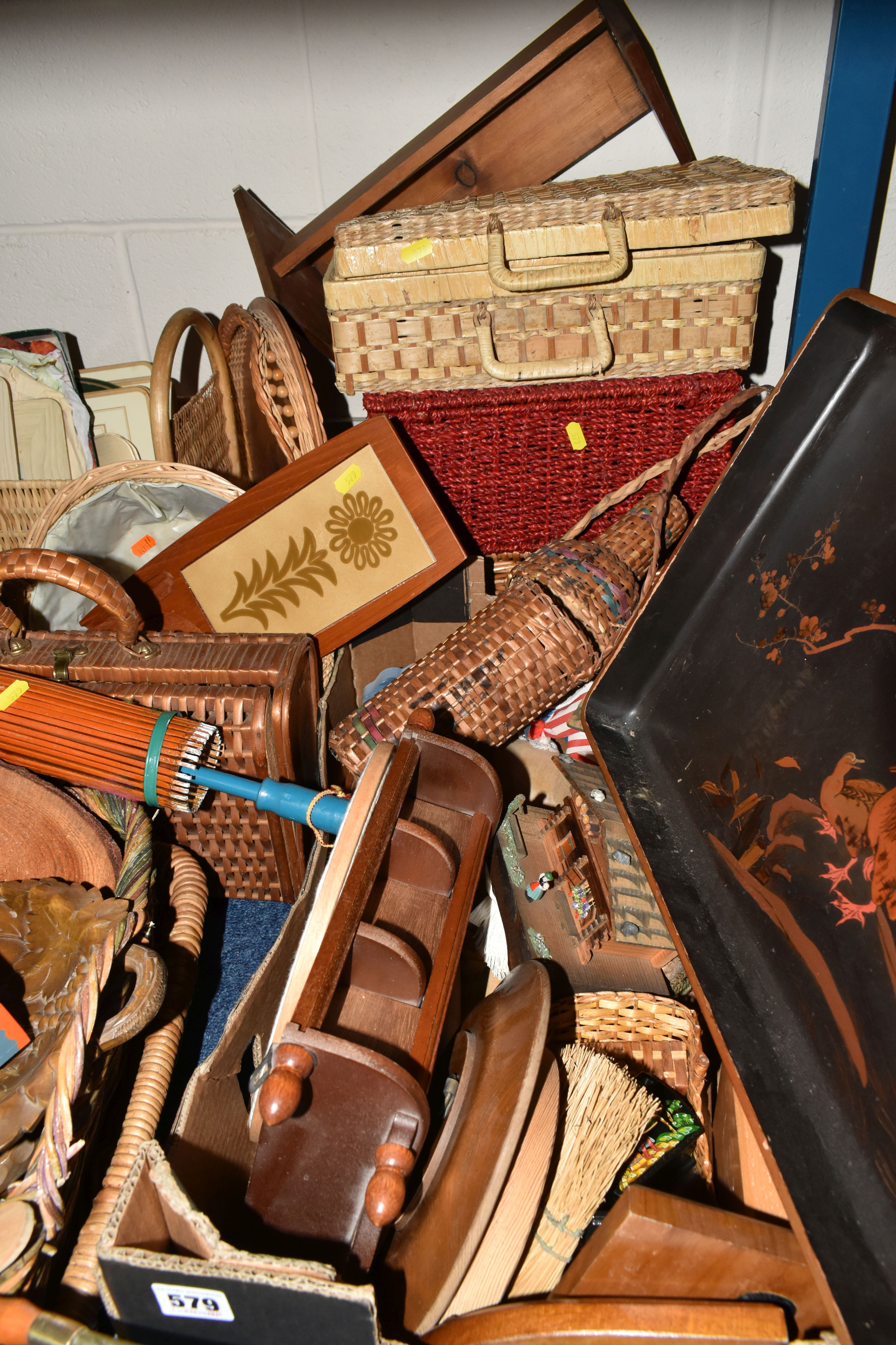 A BOX AND LOOSE WICKER AND TREEN ITEMS, to include two small 'Davenports Beer at Home' wooden beer - Image 6 of 8