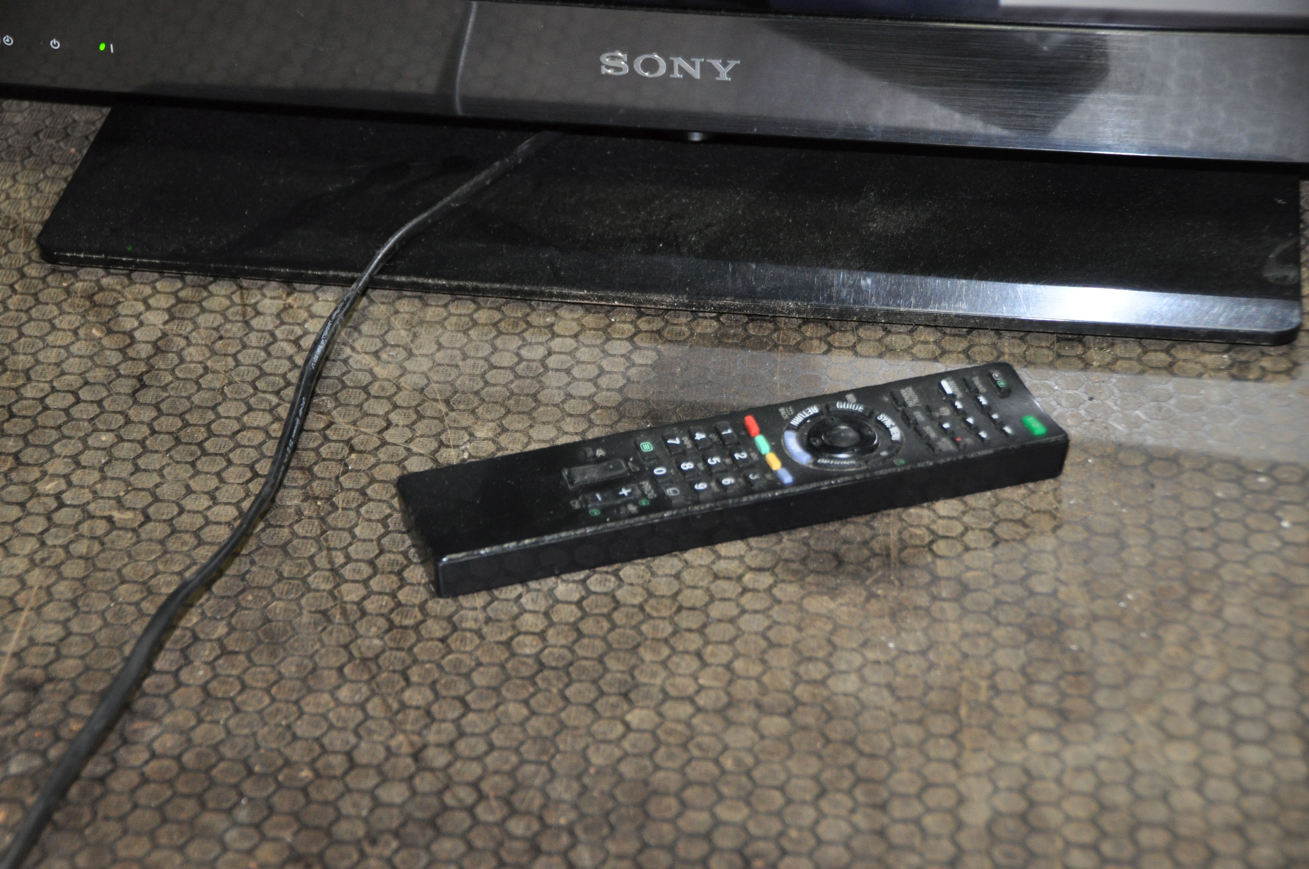 A SONY KDL-32EX524 32in TV WITH REMOTE (PAT pass and working) - Image 2 of 2