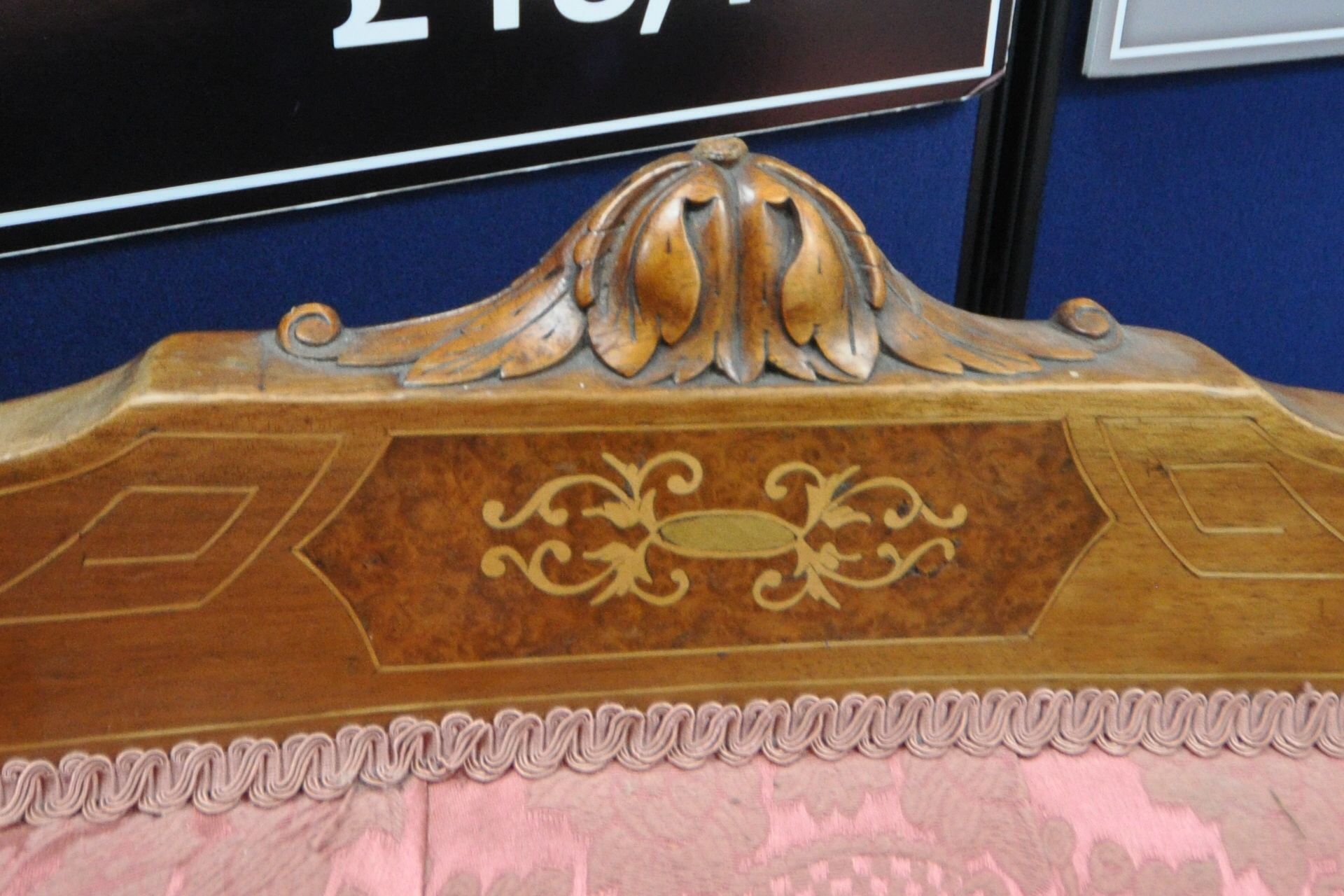 A LATE VICTORIAN WALNUT AND INLAID CHAISE LOUNGE, with pink and floral upholstery, raised on - Image 4 of 4