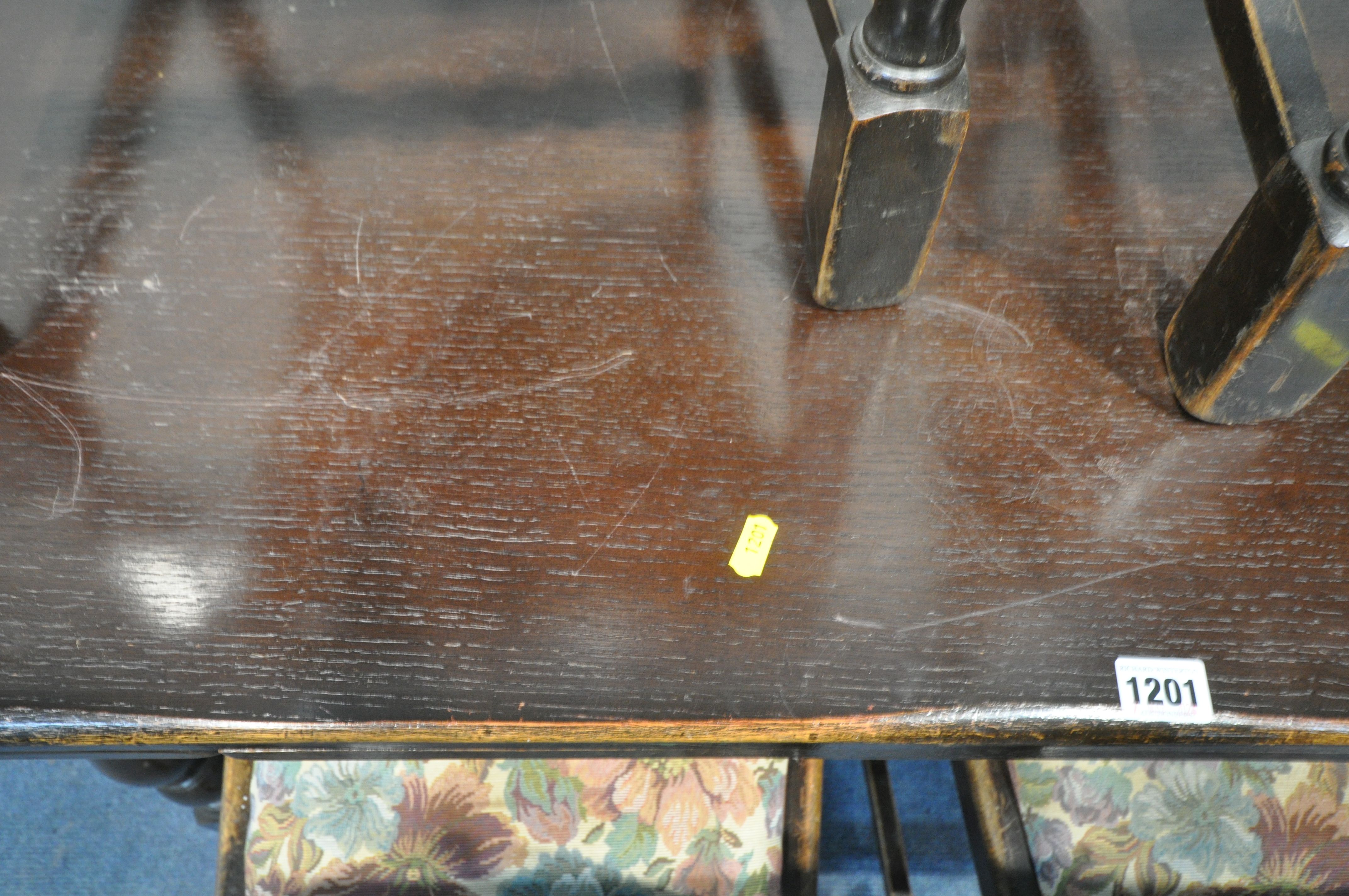 A 20TH CENTURY OAK SIX PIECE DINING SUITE, comprising a draw leaf dining table, raised on block - Image 5 of 6