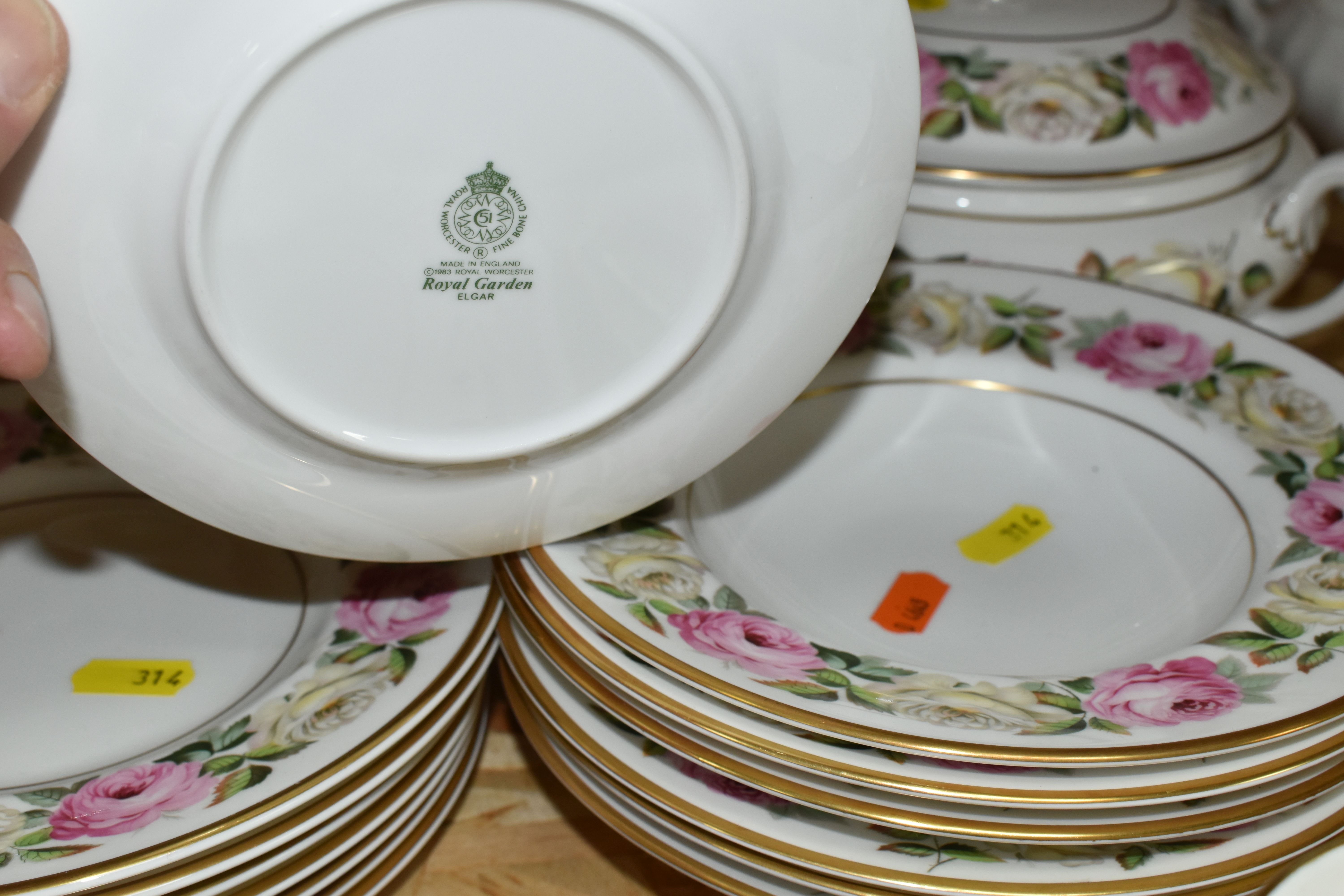 A ROYAL WORCESTER 'ROYAL GARDEN' ELGAR PATTERN DINNER SET, comprising six dinner plates, one large - Image 2 of 4