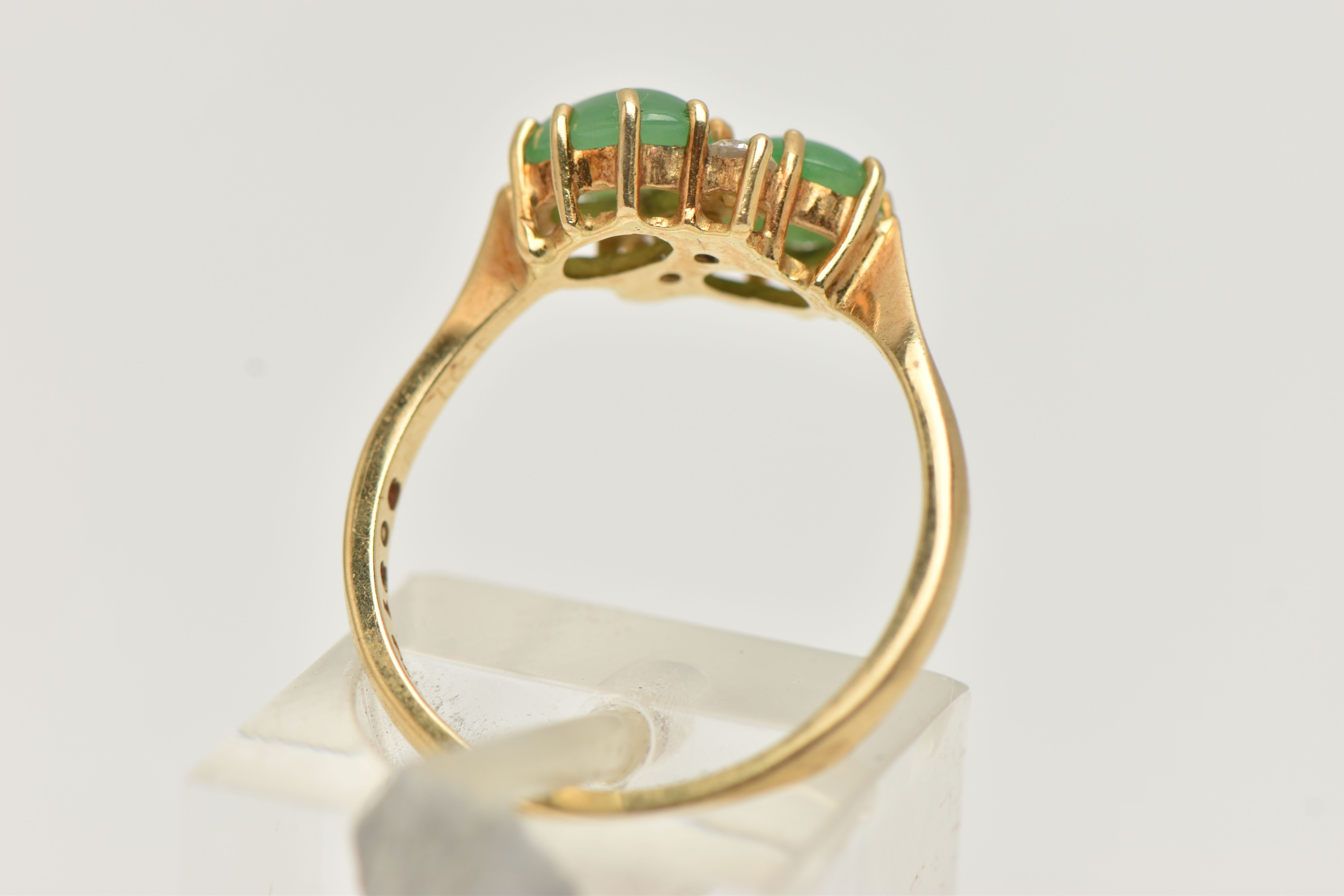 AN 18CT GOLD JADE AND DIAMOND RING, of crossover design, claw set horizontally with two oval jade - Image 3 of 5