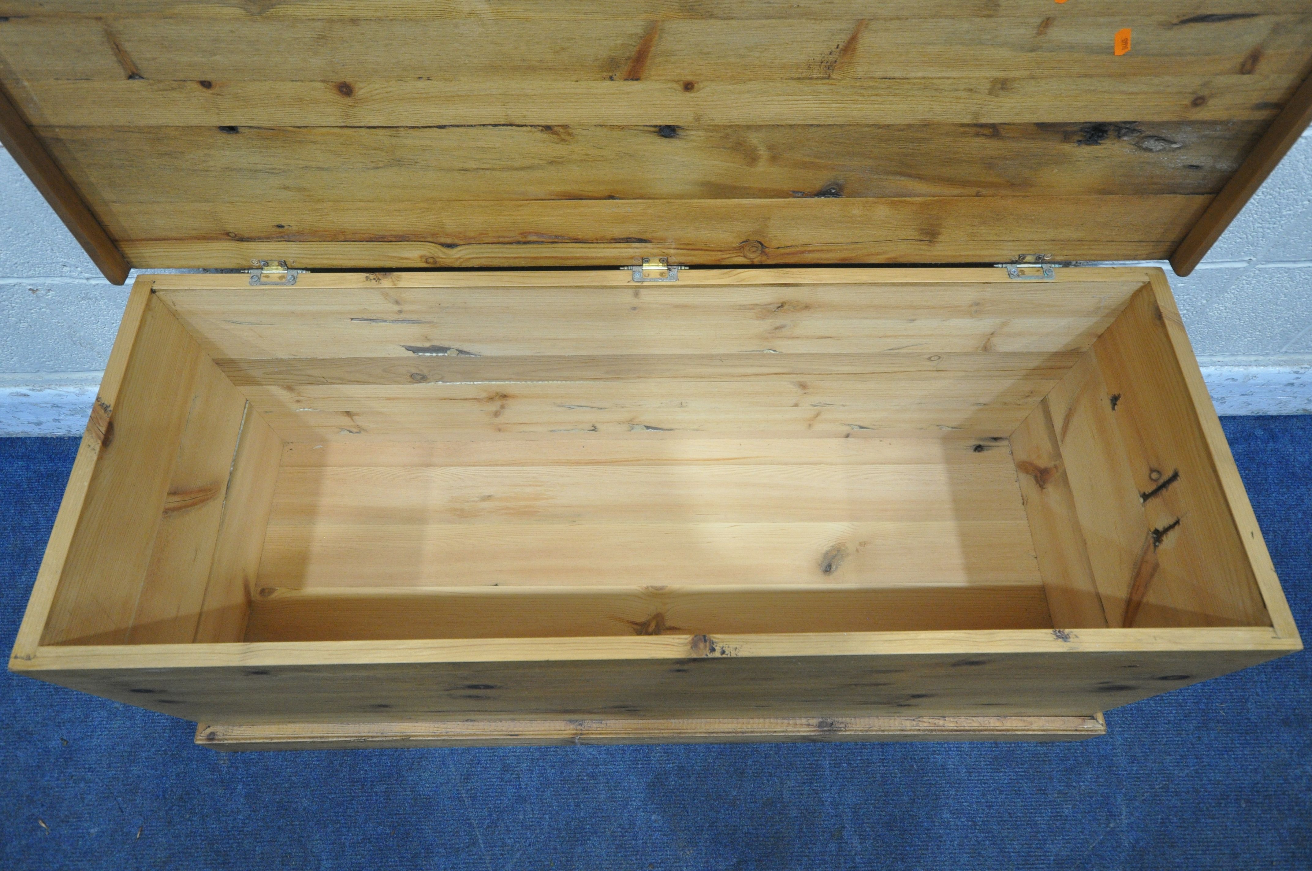 A MODERN PINE BLANKET CHEST, with a hinged lid, width 123cm x depth 46cm x height 52cm (condition - Image 3 of 3