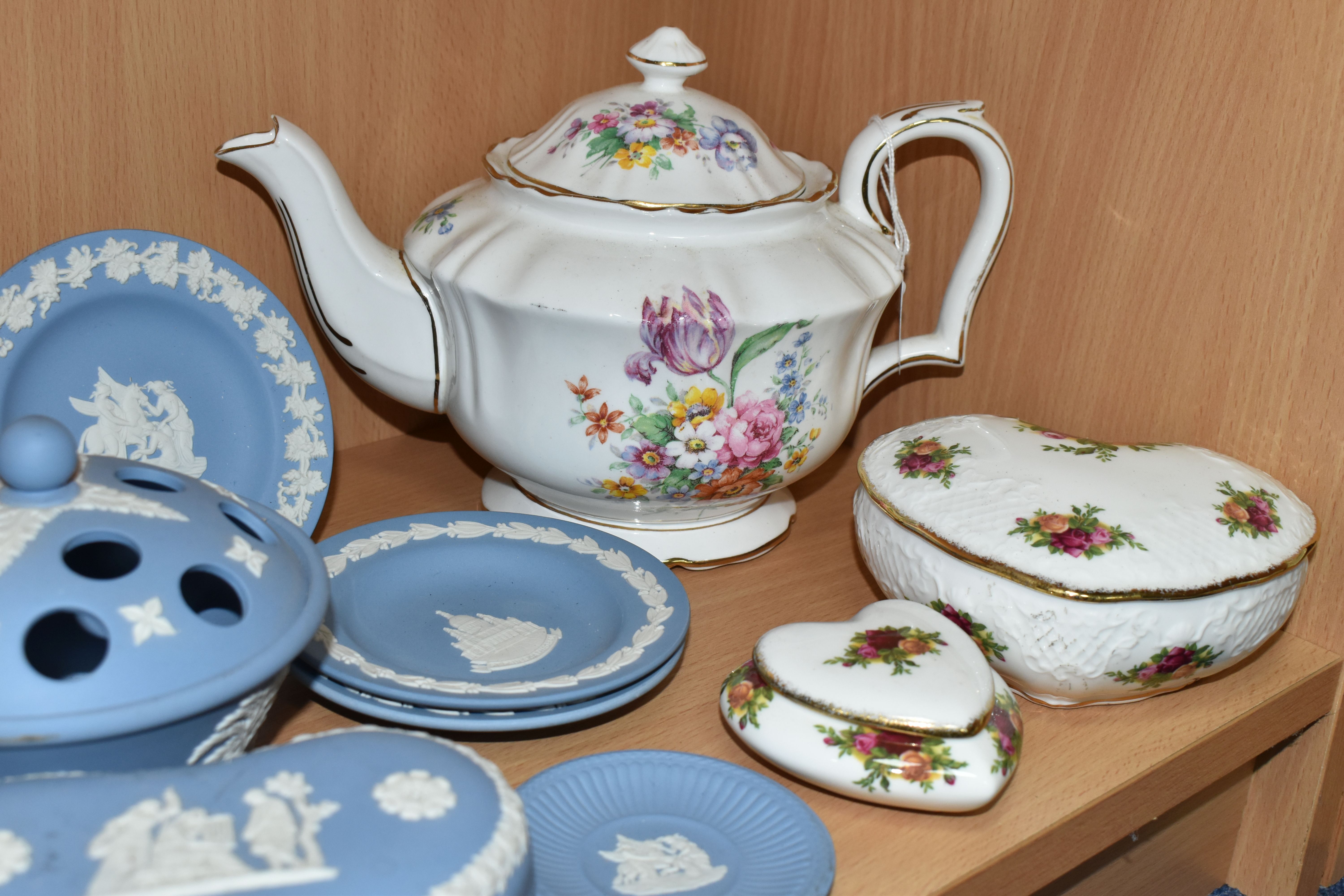 A GROUP OF WEDGWOOD JASPERWARE AND OTHER CERAMICS, comprising nineteen pieces of pale blue, navy - Image 5 of 7