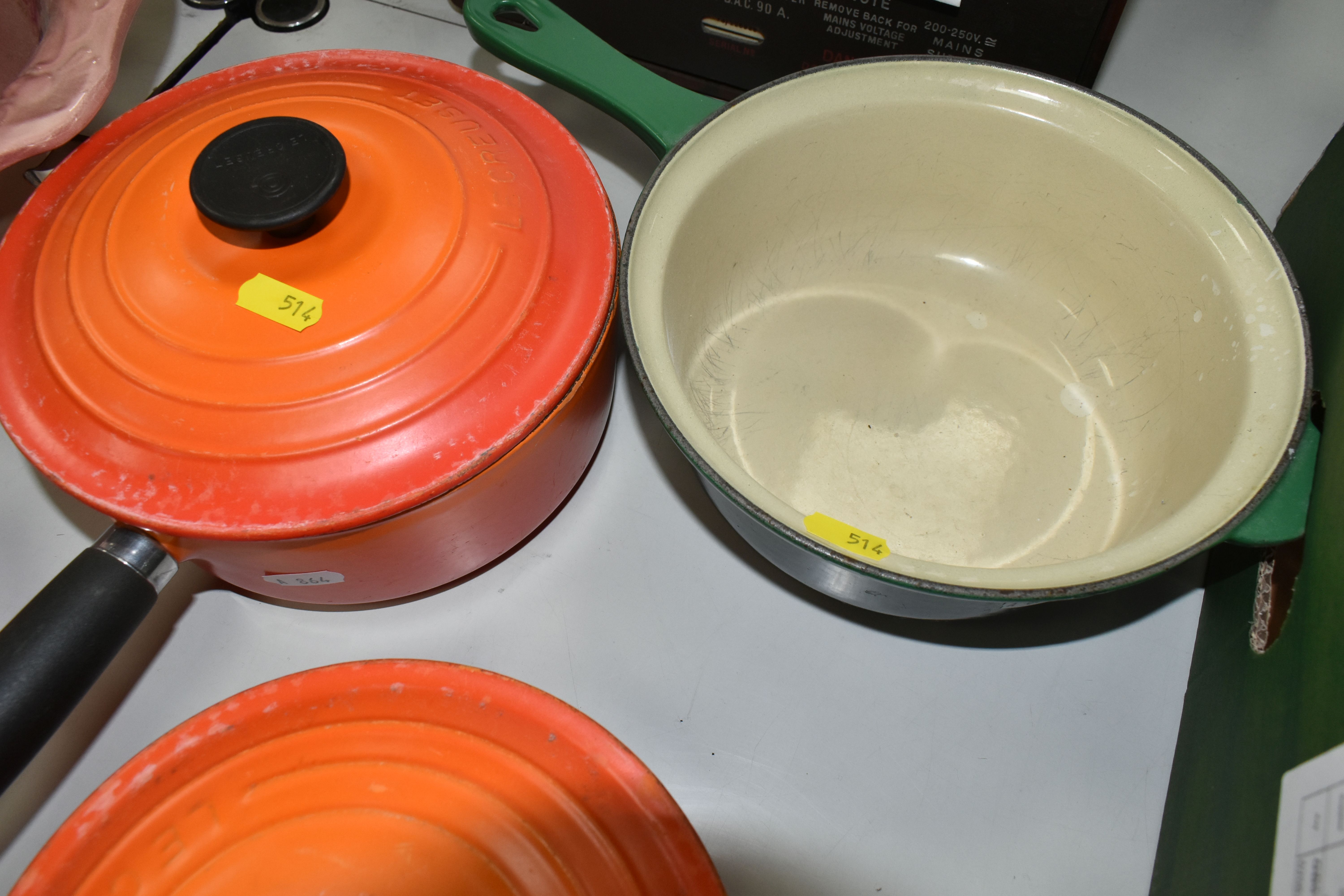 LE CREUSET KITCHEN WARE IN GREEN AND ORANGE, comprising a set of three orange saucepans with lids in - Image 4 of 5