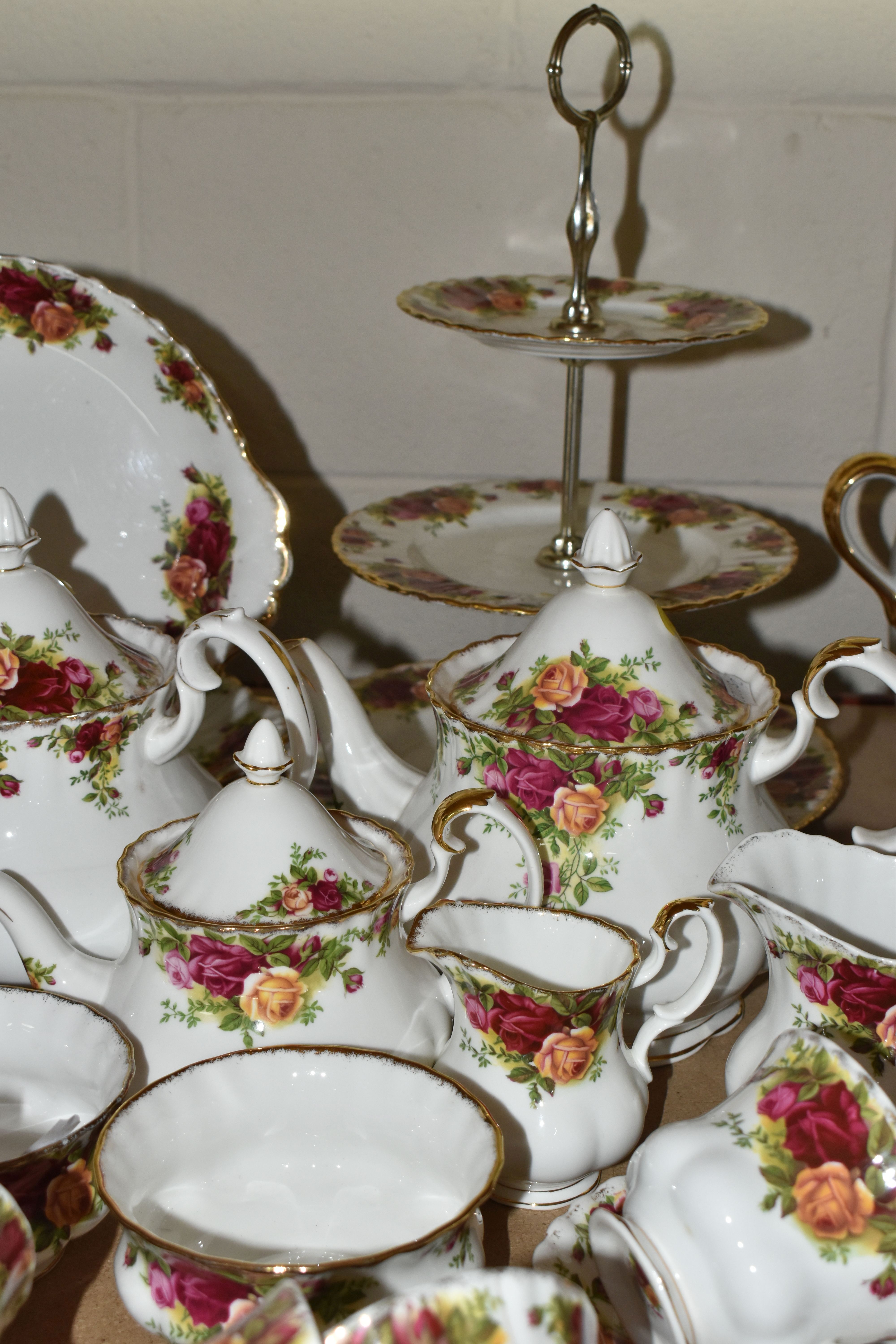 A NINETY SIX PIECE ROYAL ALBERT 'OLD COUNTRY ROSES' DINNER SERVICE, comprising three large - Image 2 of 8