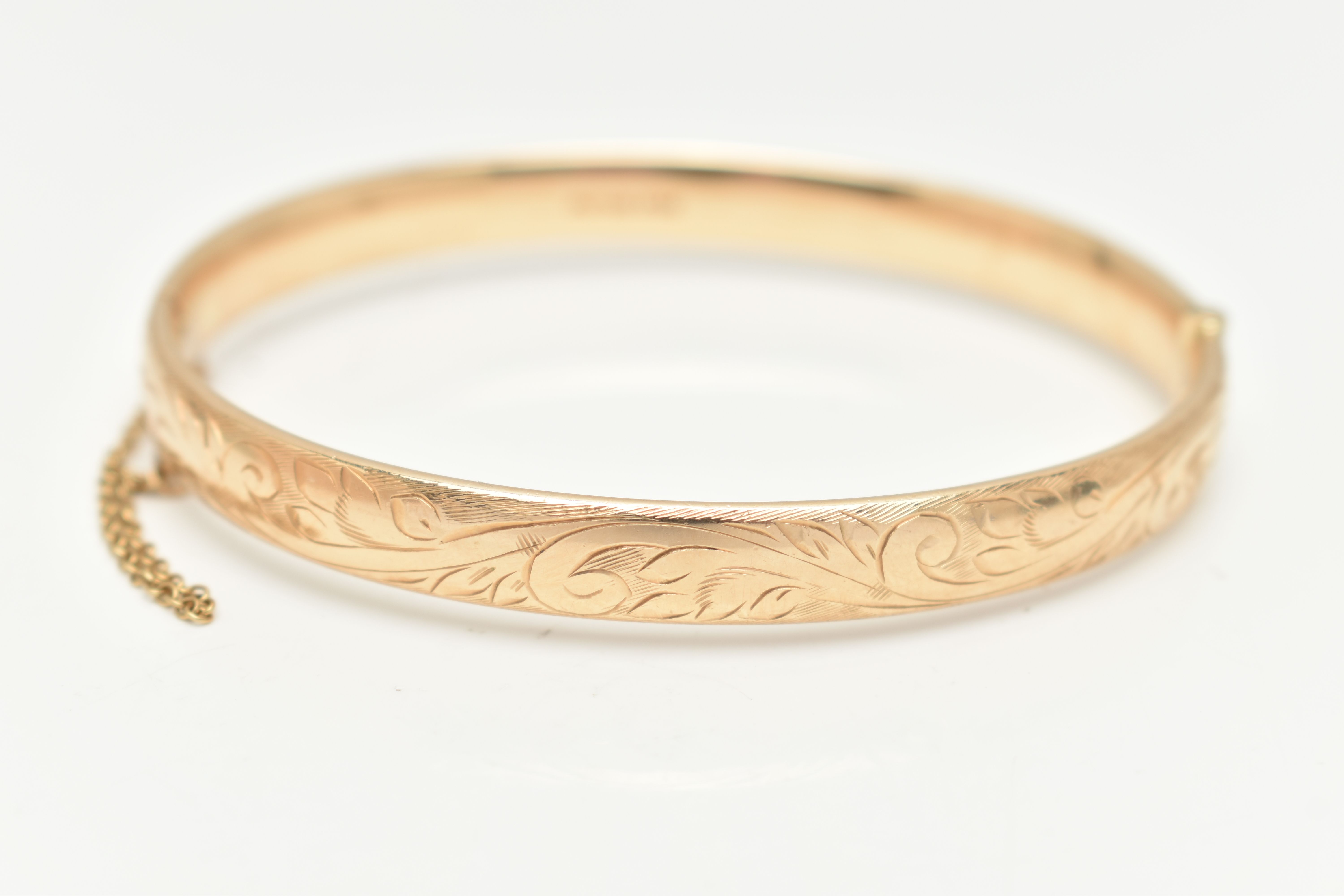 A 9CT GOLD HINGED BANGLE, with engraved scrolling acanthus decoration throughout to the hidden - Image 3 of 3