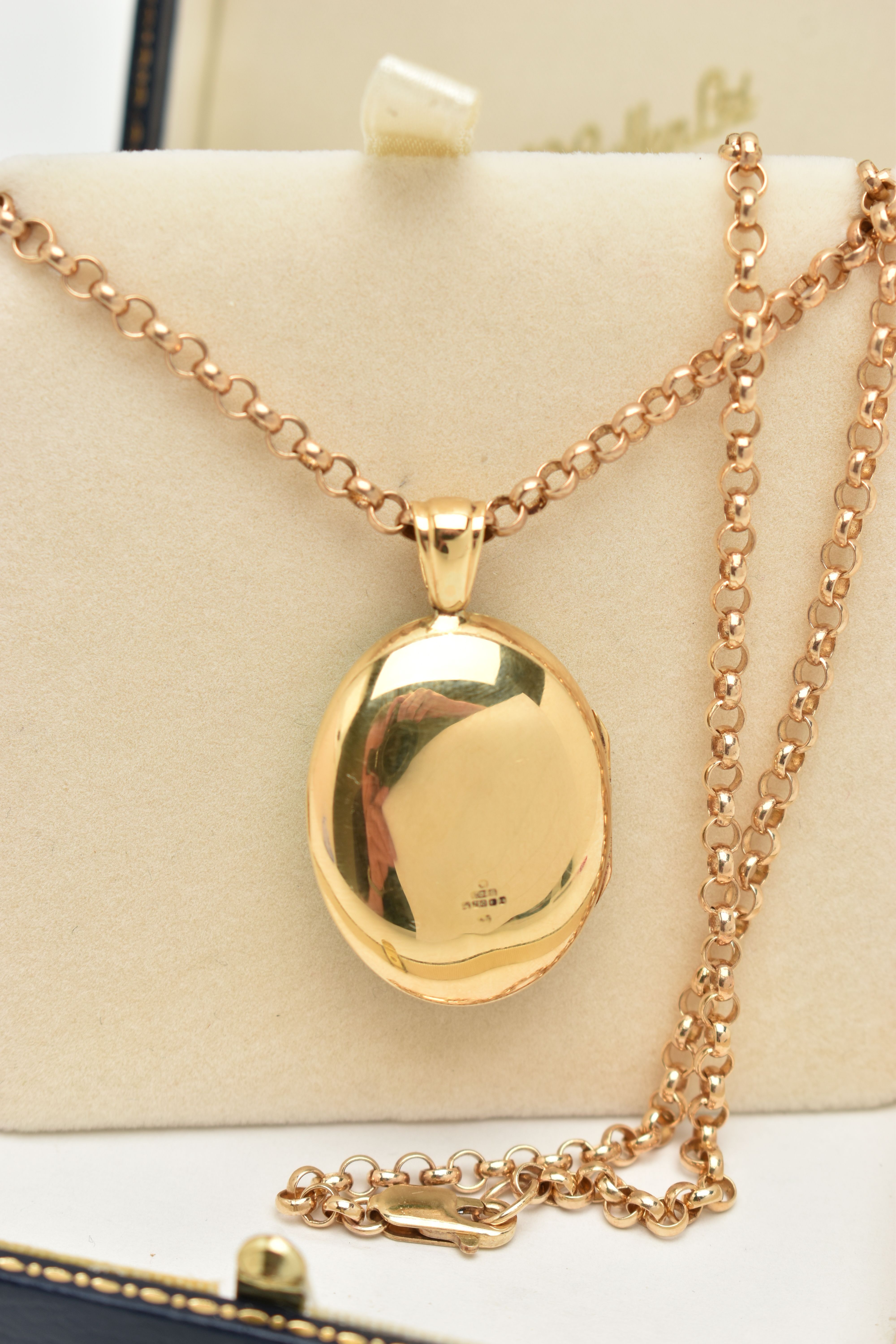 AN 18CT GOLD DIAMOND AND ENAMEL LOCKET, the oval locket with green enamel front, a quatrefoil design - Image 3 of 5