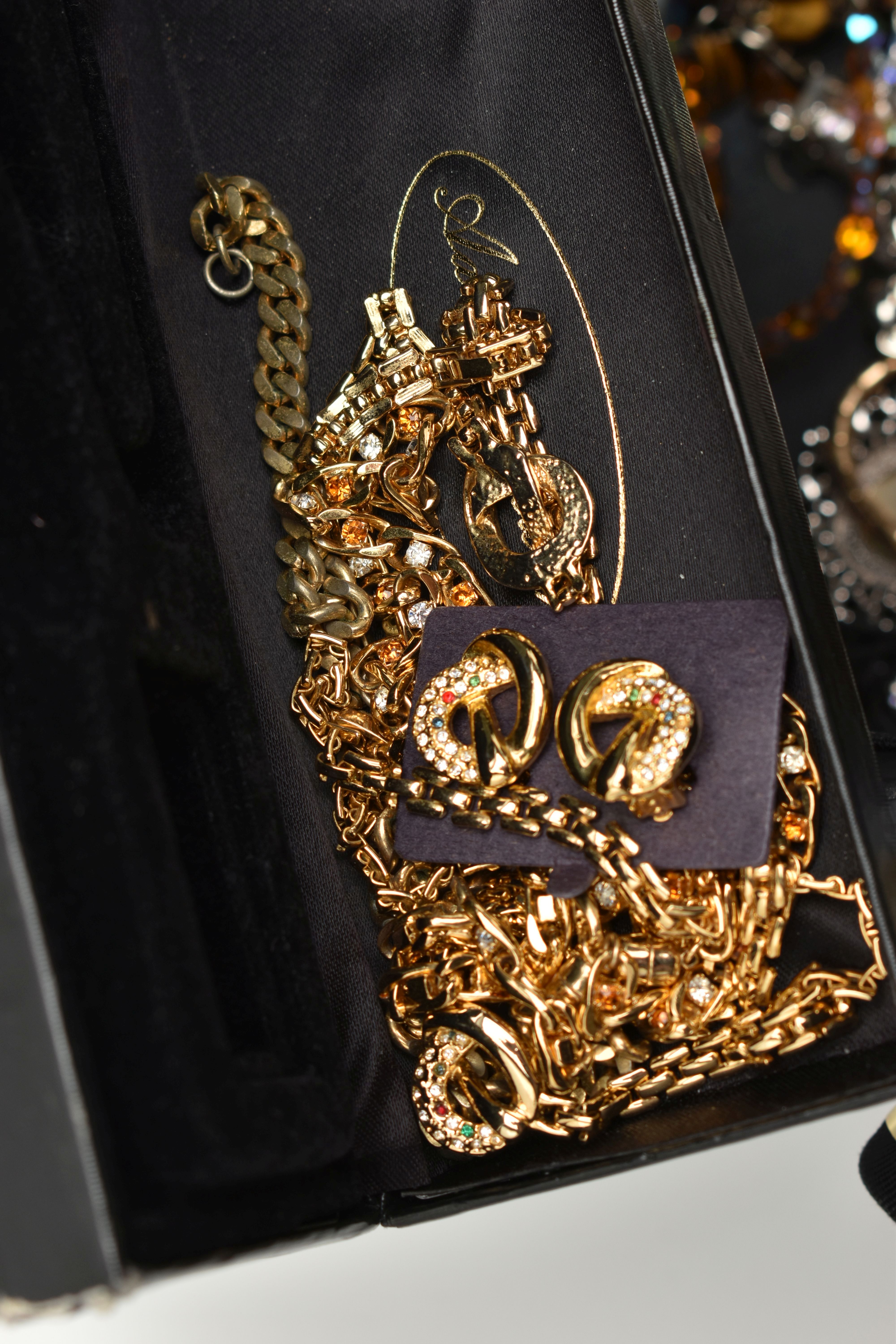 A STORAGE BOX WITH COSTUME JEWELLERY, to include a boxed 'Monet' gold tone and paste set necklace - Image 5 of 8