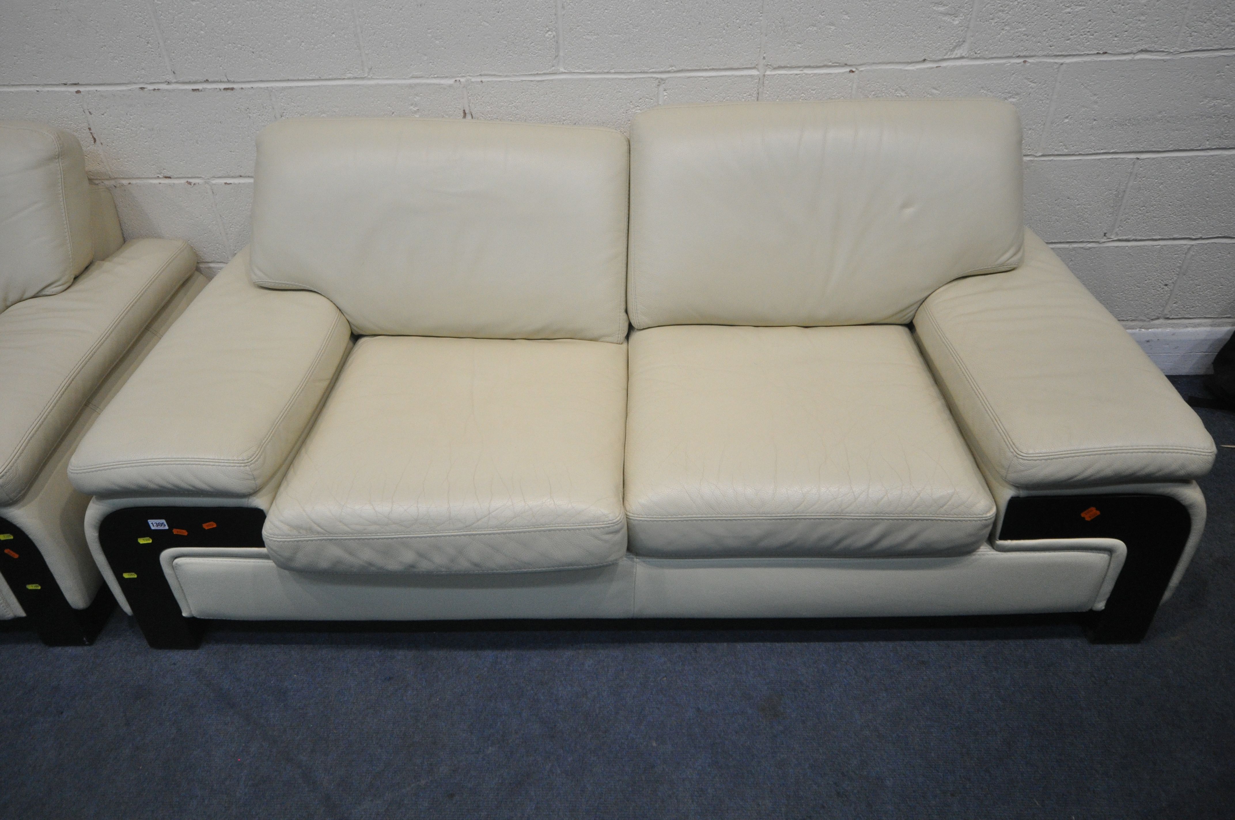 FERRARI DIVANI, AN ITALIAN CREAM LEATHER UPHOLSTERED TWO PIECE LOUNGE SUITE, comprising a two seater - Image 2 of 4