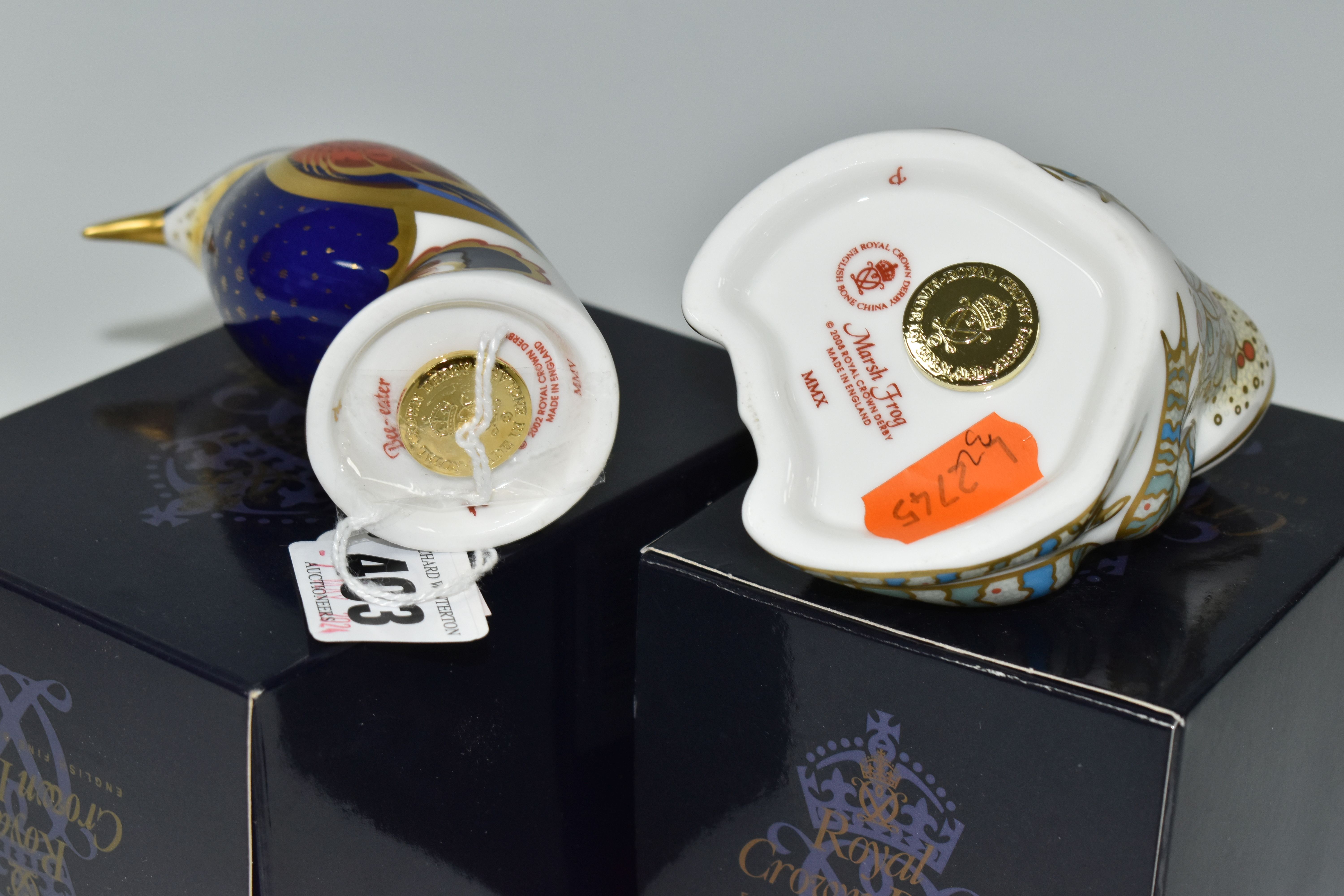 TWO BOXED ROYAL CROWN DERBY PAPERWEIGHTS, comprising Bee-eater and Marsh Frog, each with gold - Image 3 of 3