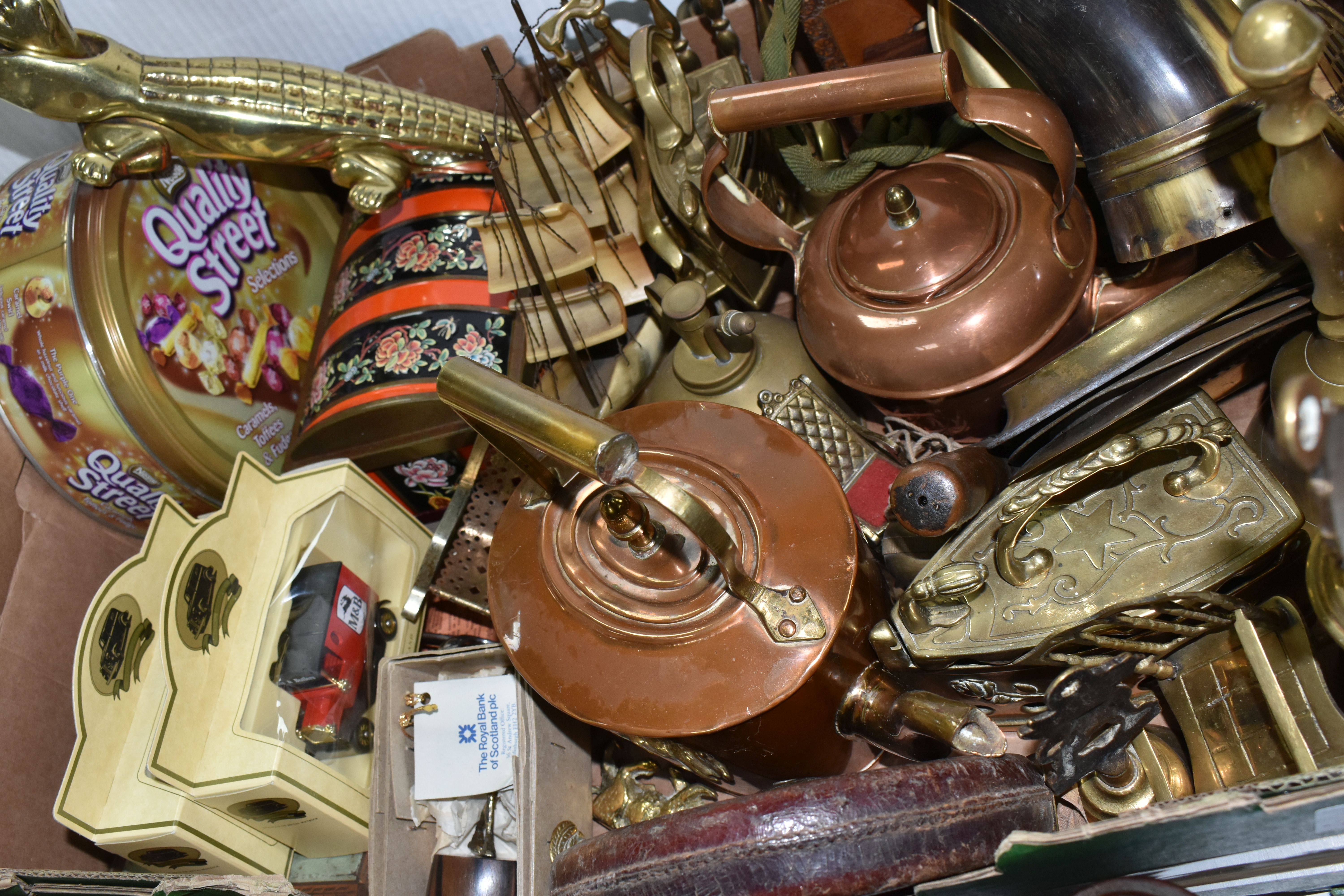 A BOX AND LOOSE METALWARE AND SUNDRY ITEMS, to include two small copper kettles, a horn made from - Image 9 of 9