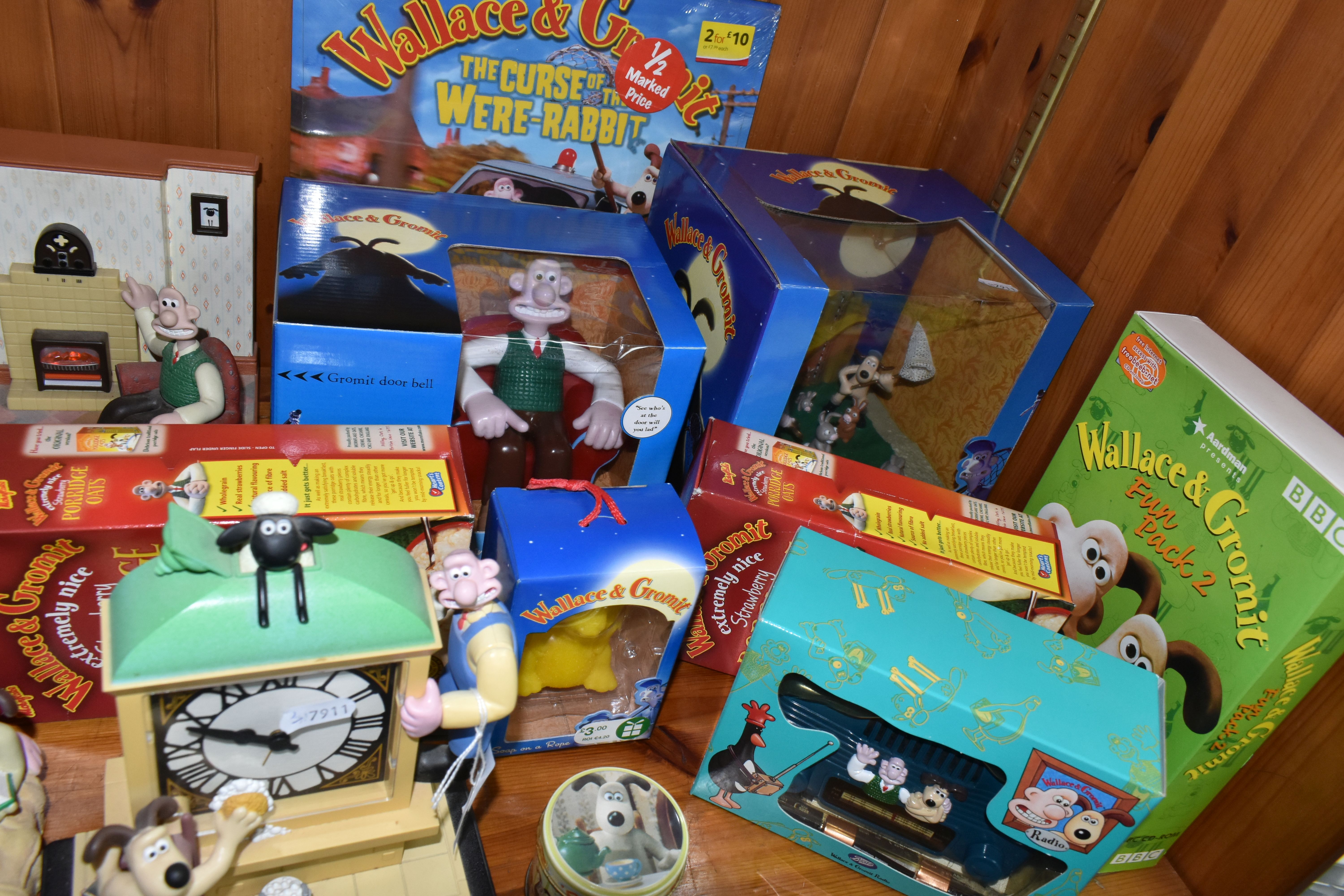 A LARGE COLLECTION OF BOXED 'WALLACE & GROMIT' NOVELTY ITEMS, to include a Wesco clock, Boots radio, - Image 2 of 6
