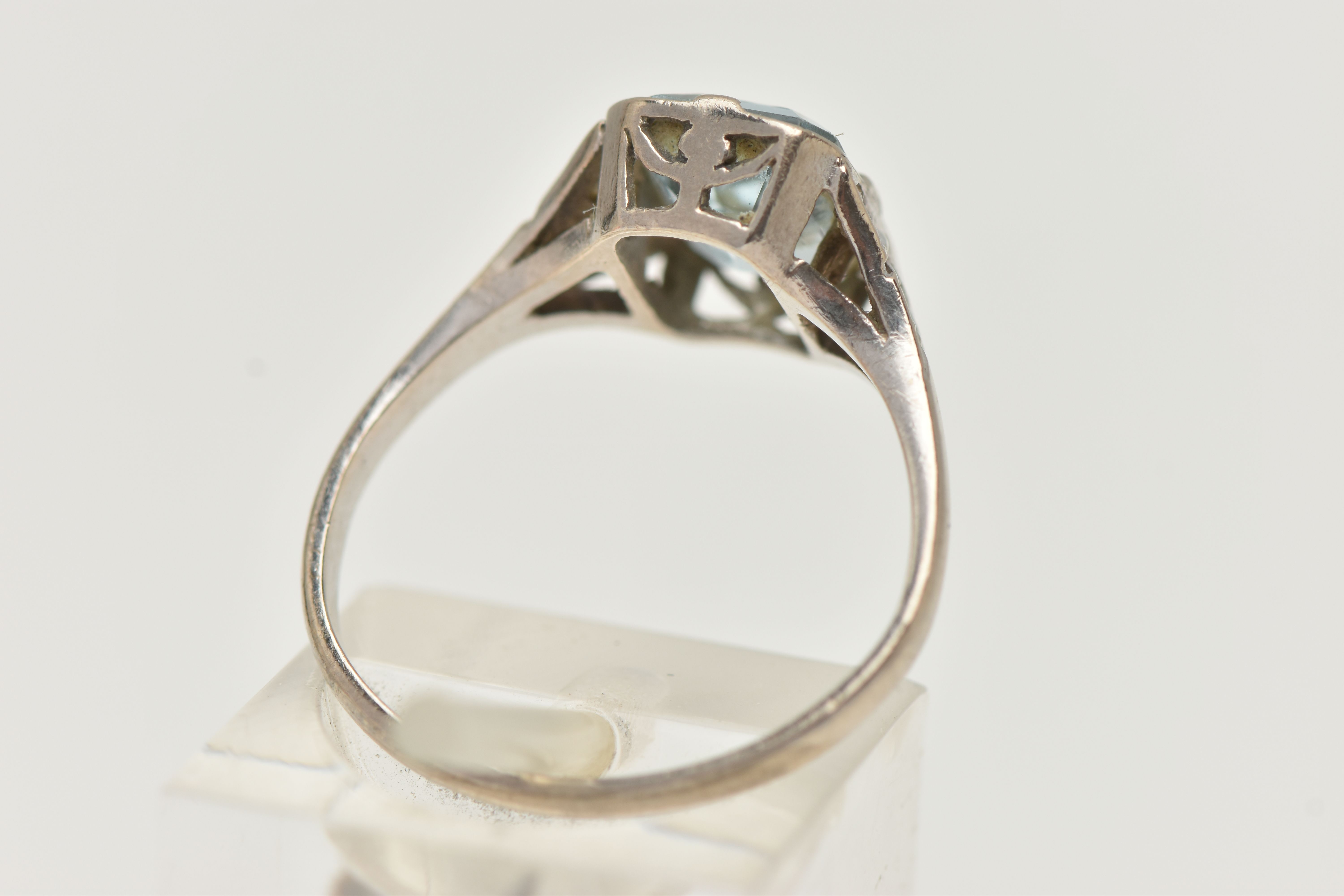 AN AQUAMARINE AND DIAMOND RING, principally set with a rectangular cut aquamarine, approximate - Image 3 of 4