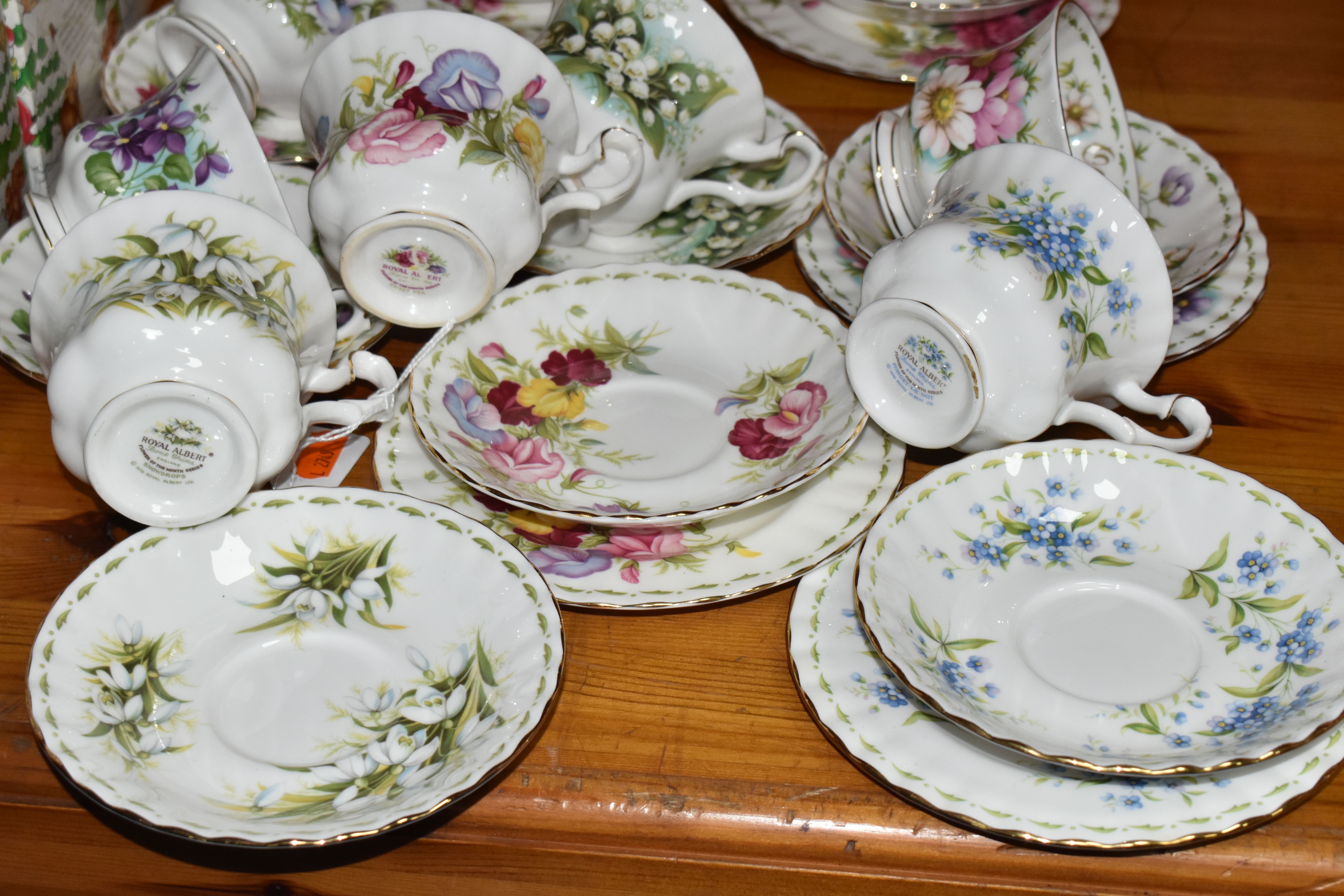 A GROUP OF ROYAL ALBERT 'FLOWER OF THE MONTH SERIES' TEAWARE, comprising a 'Forget Me Not' pattern - Image 4 of 7